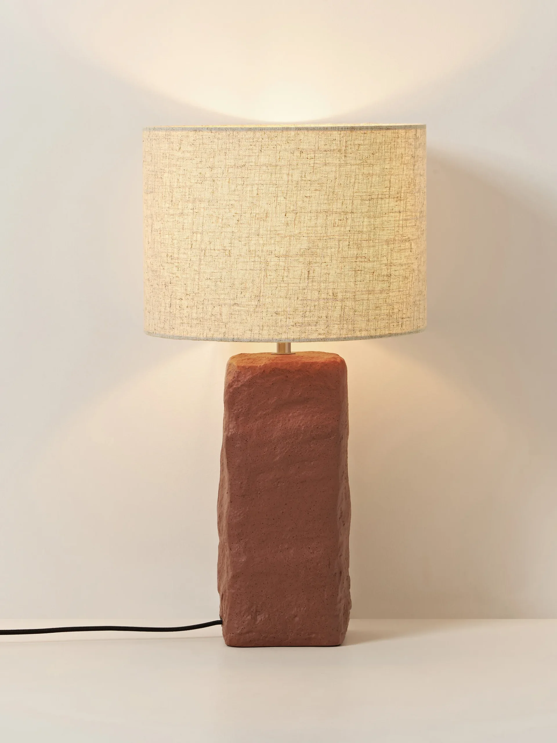 Lampada da tavolo grande con base in cemento Kiri