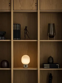 Lampada da tavolo piccola con luce regolabile e porta USB JWDA