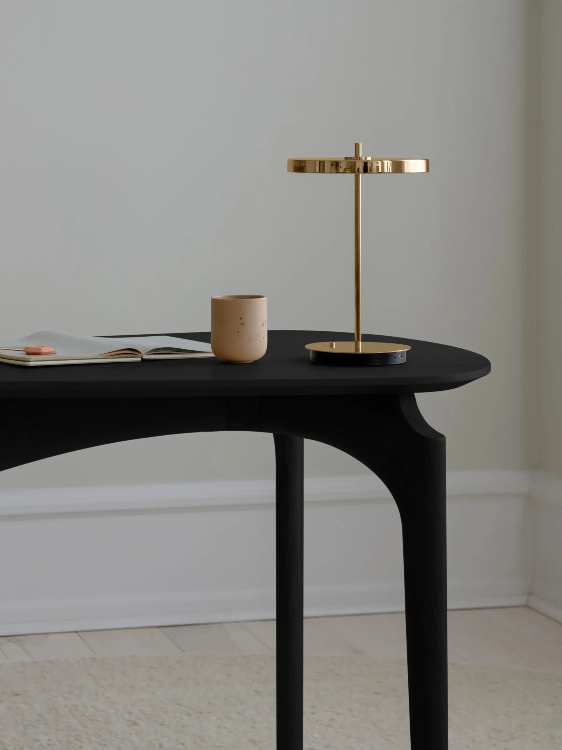 Lampada da tavolo piccola portatile a LED con luce regolabile Asteria Move