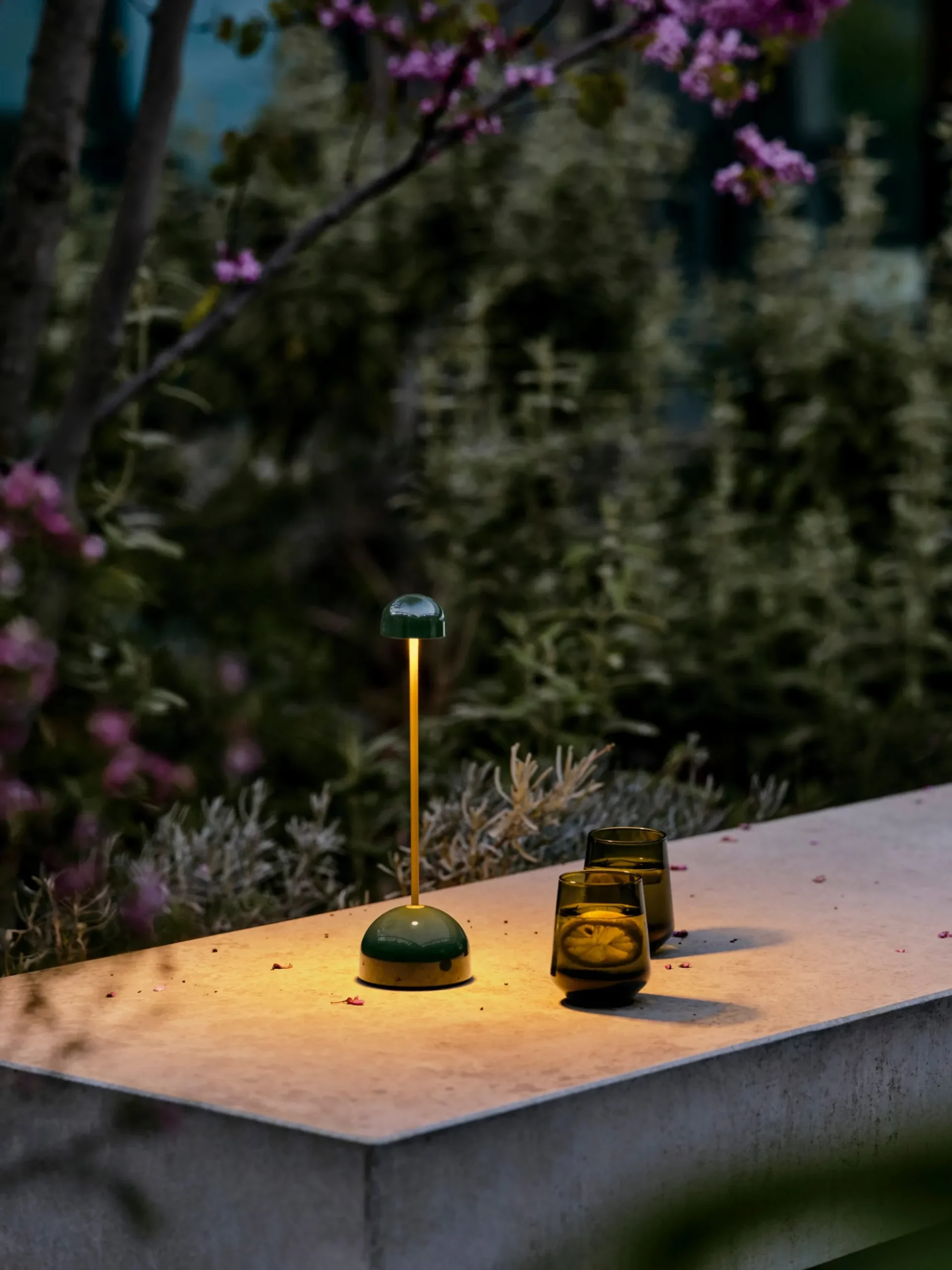 Lampada da tavolo piccola portatile a LED con luce regolabile Sips