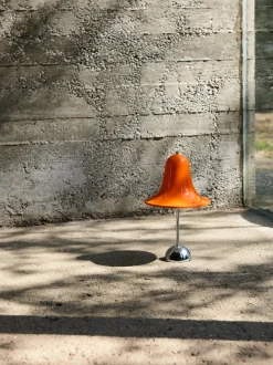 Lampada da tavolo piccola portatile a LED con luce regolabile Pantop, Design Verner Panton