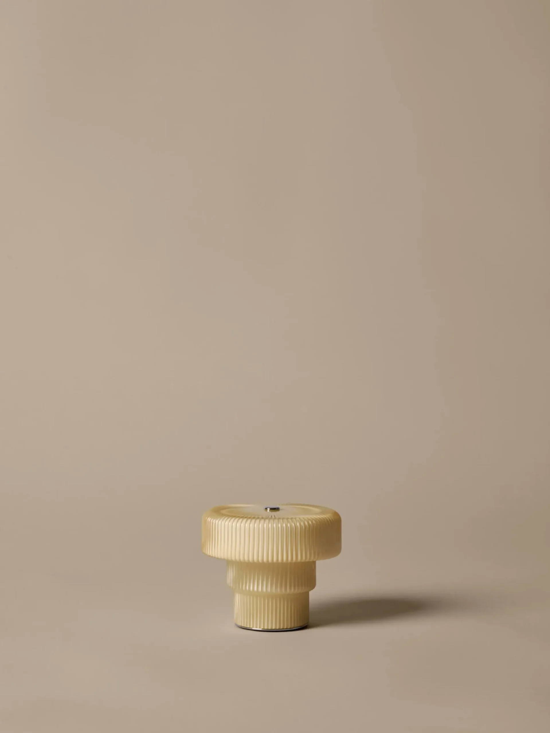 Lampada da tavolo portatile a LED in vetro soffiato Ripple, dimmerabile