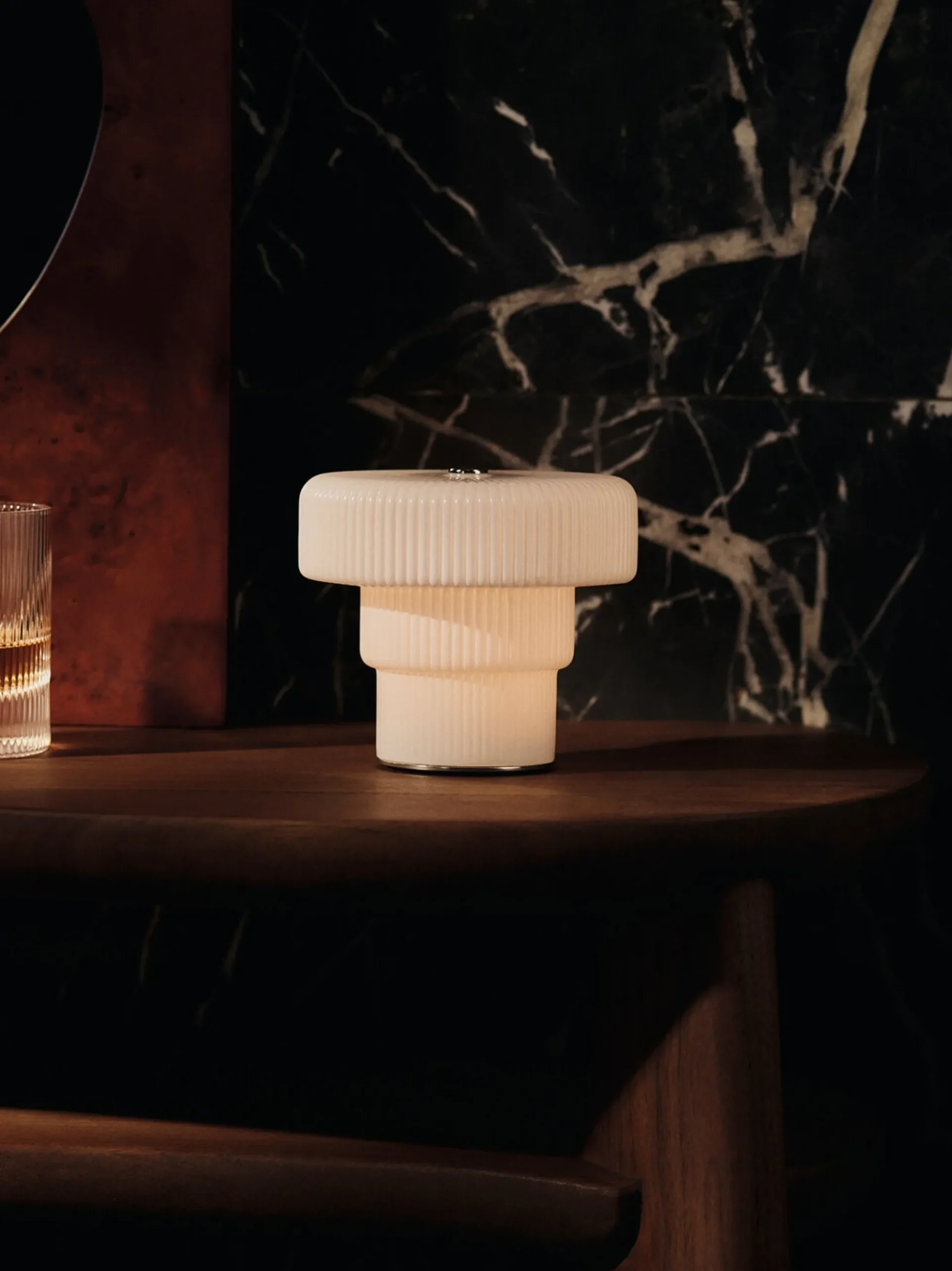 Lampada da tavolo portatile a LED in vetro soffiato con luce regolabile Ripple