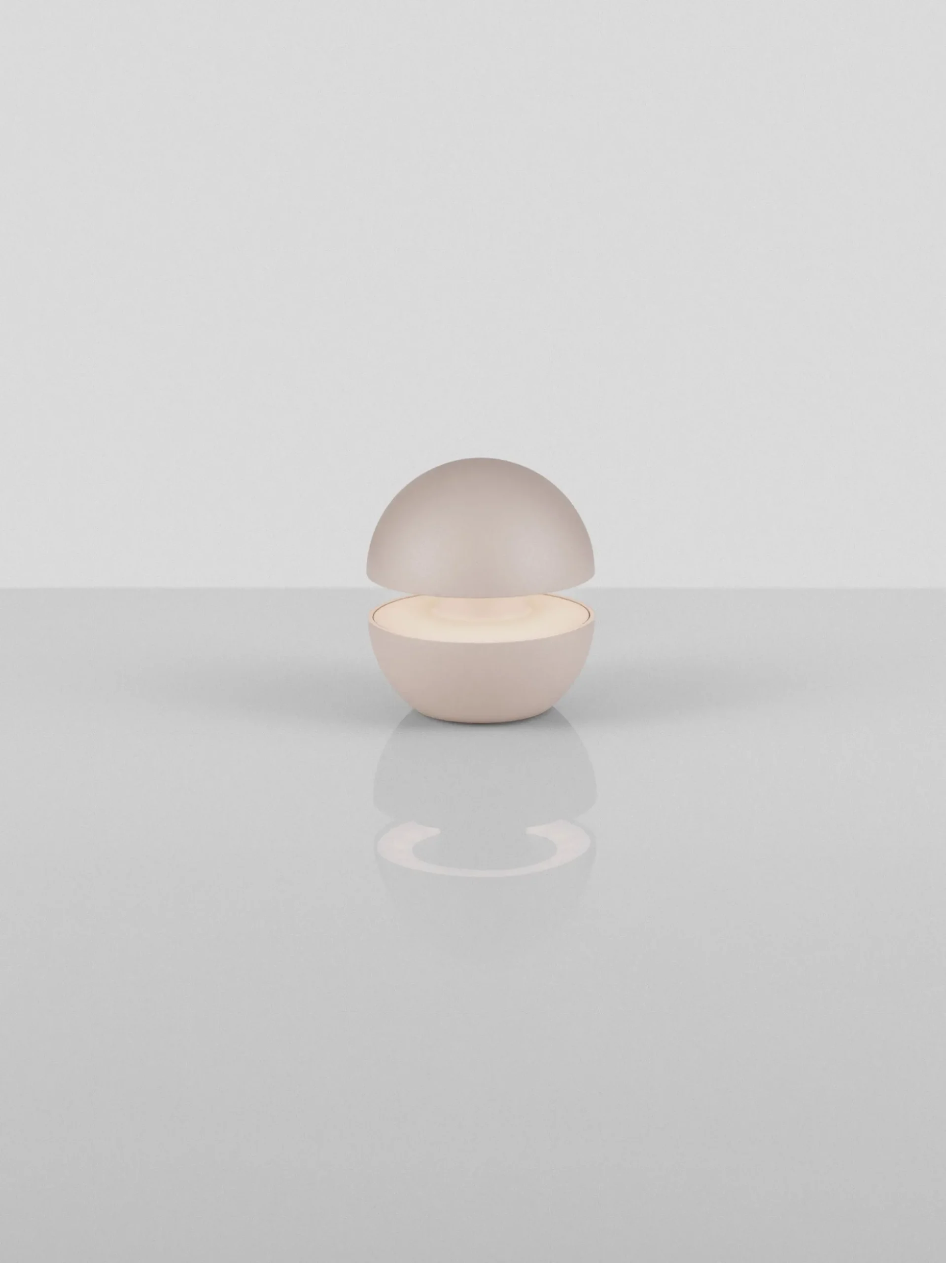 Lampada da tavolo portatile a LED dimmerabile piccola Puk