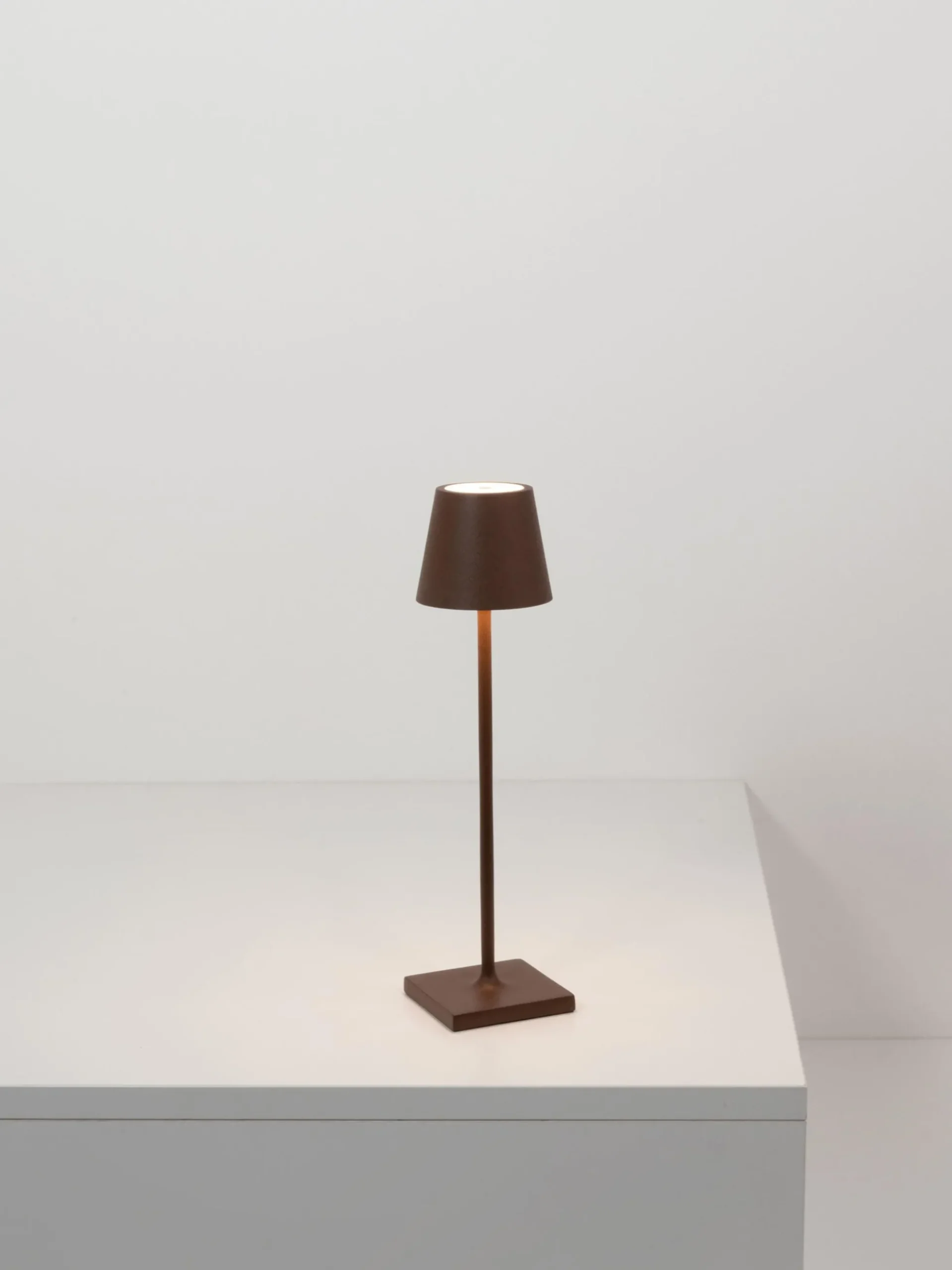 Lampada da tavolo portatile a LED con luce regolabile Poldina Pro Micro