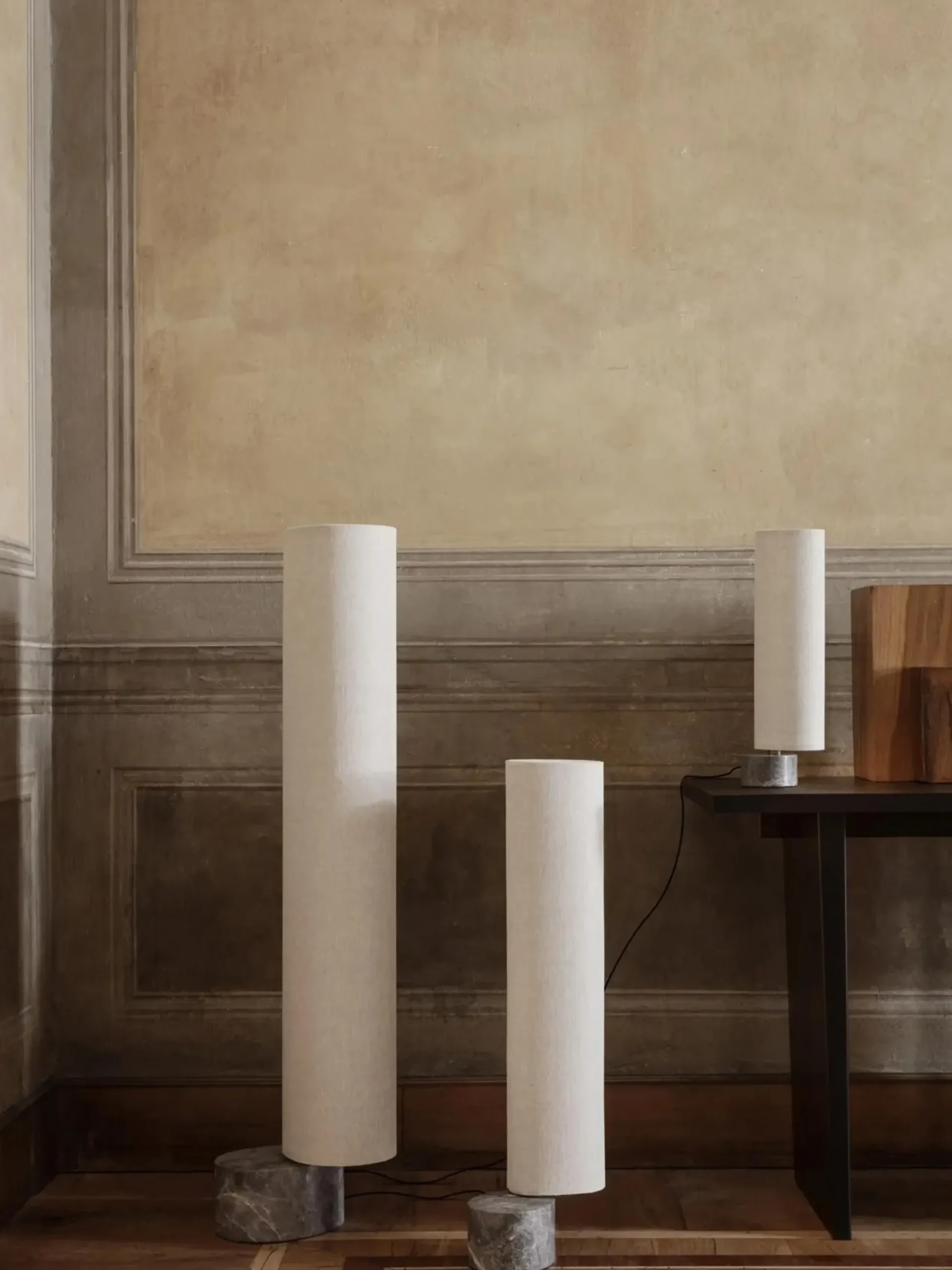 Lampada da terra a LED con luce regolabile e base in marmo Unbound, varie misure