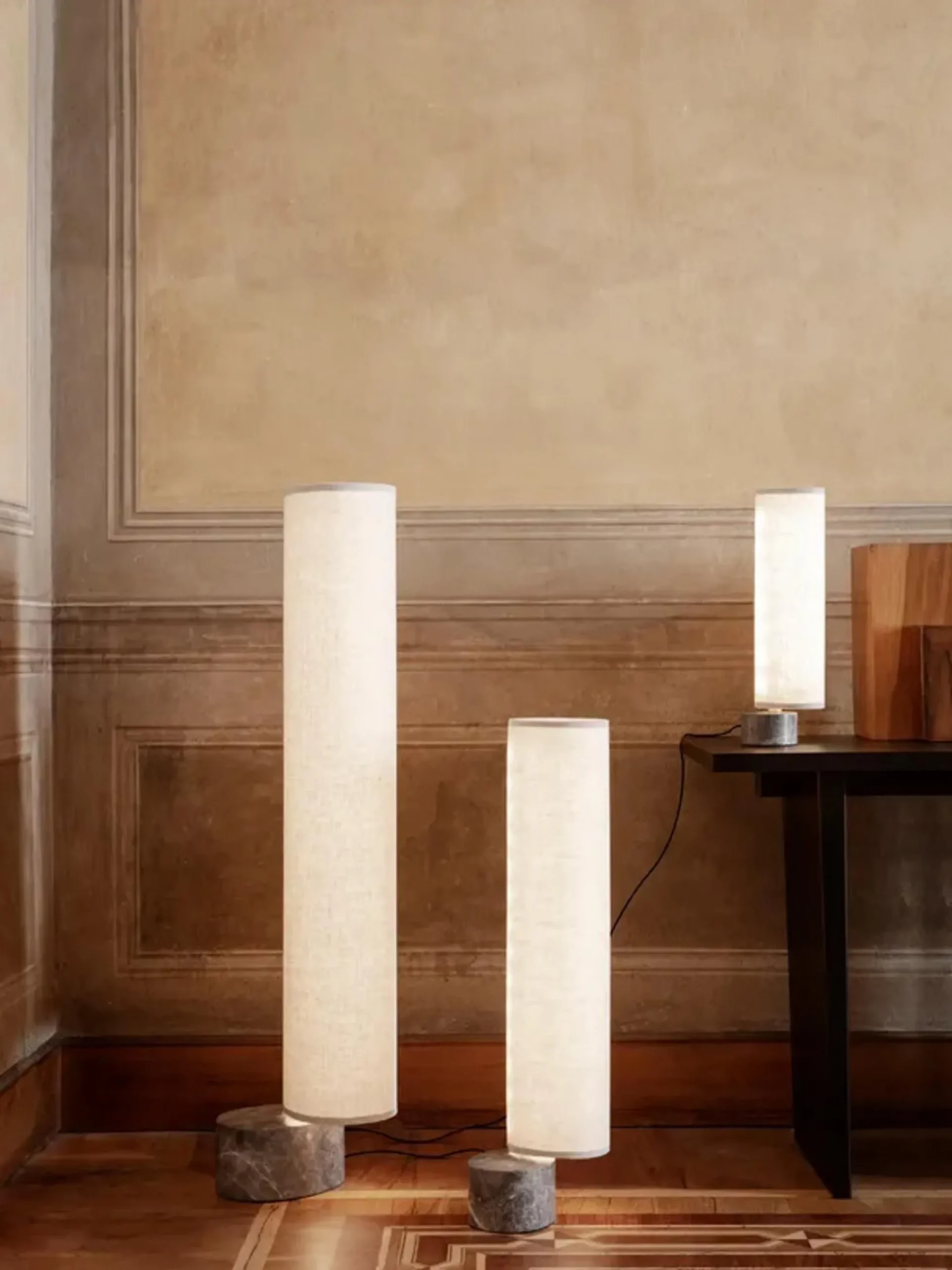 Lampada da terra a LED con luce regolabile e base in marmo Unbound, varie misure