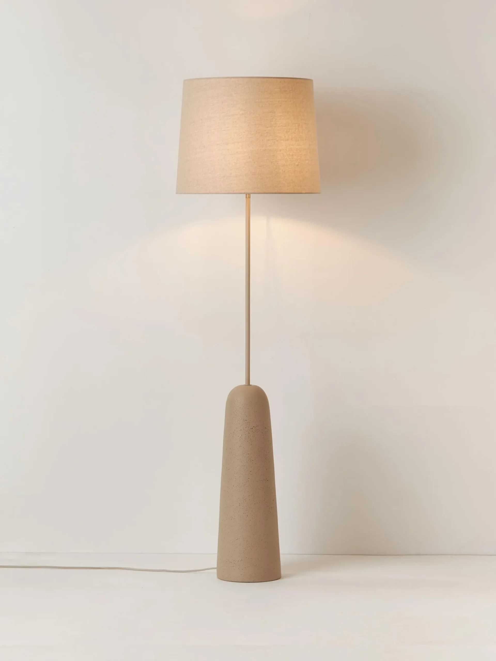 Lampada da terra con base in cemento Kaya