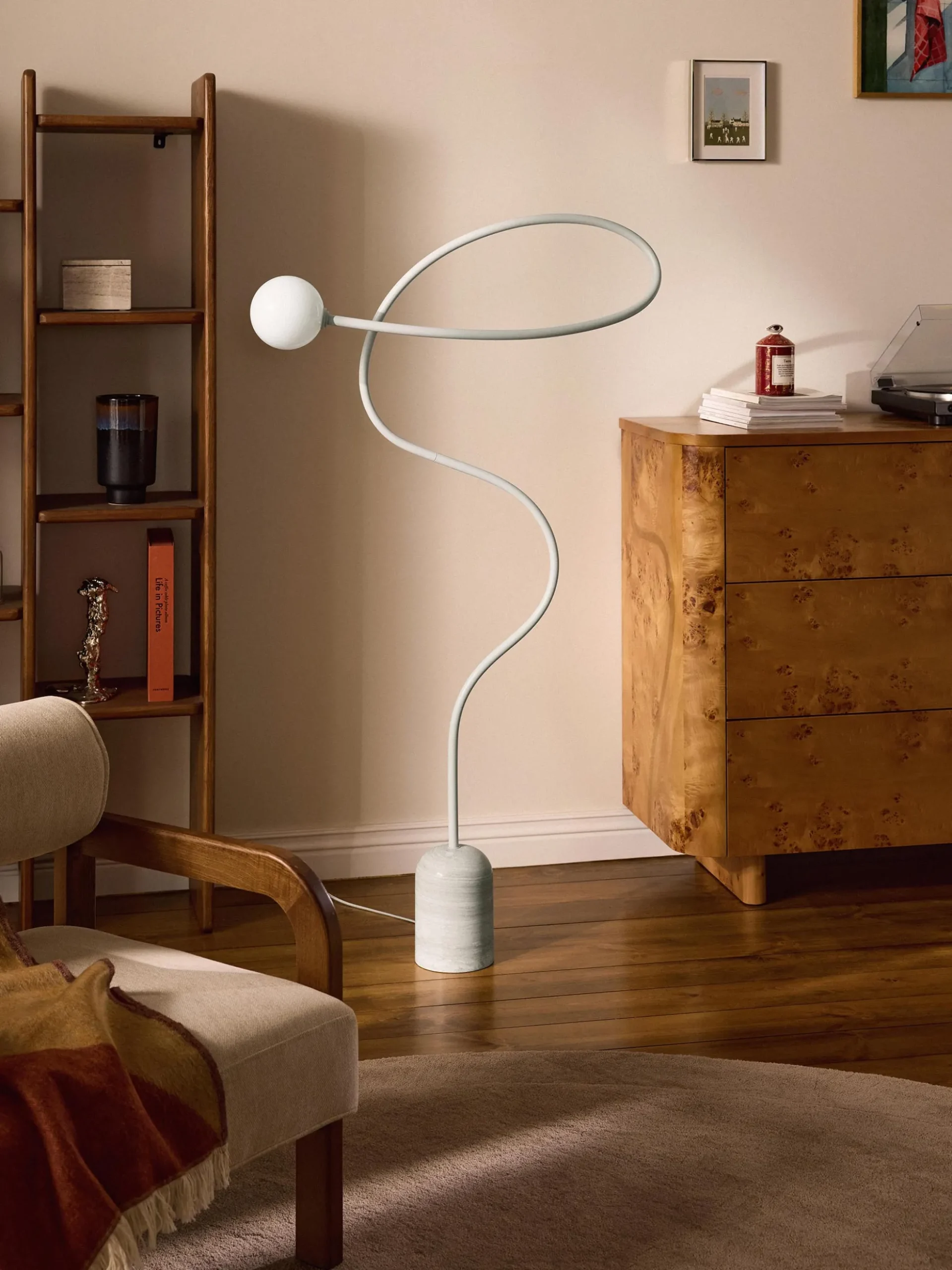 Lampada da terra con base in marmo Alina