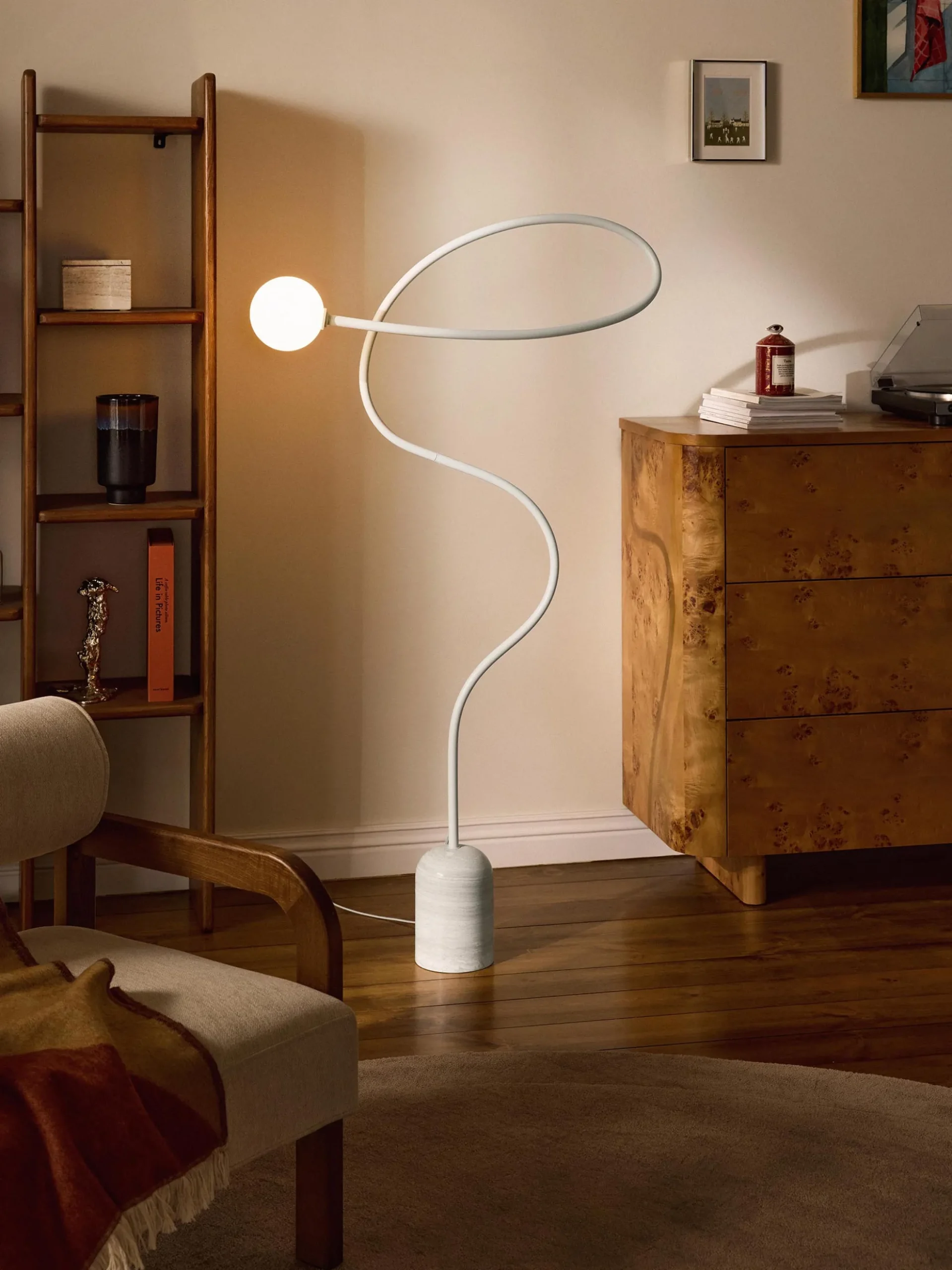 Lampada da terra con base in marmo Alina