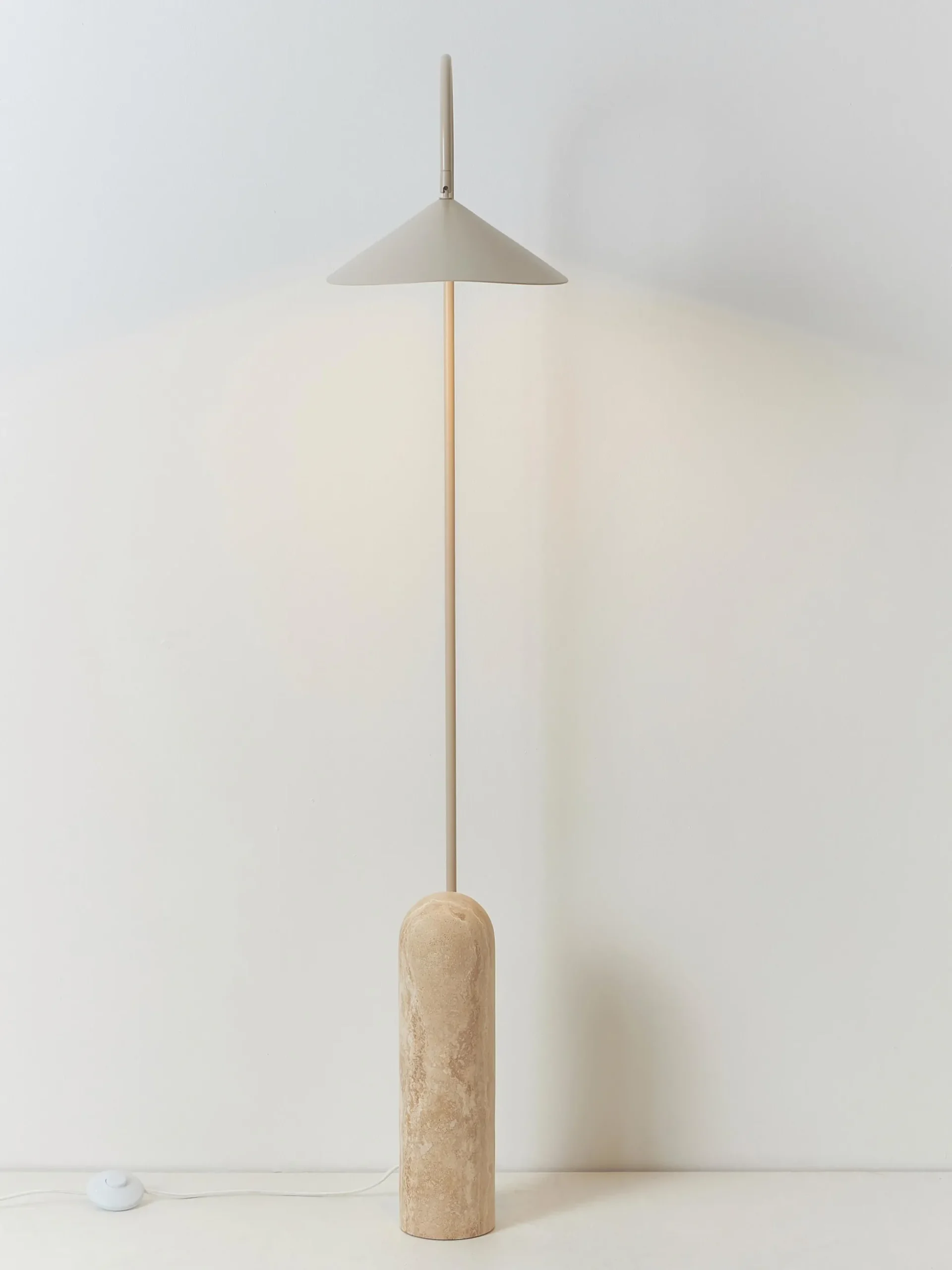 Lampada da terra con base in travertino Arum, orientabile