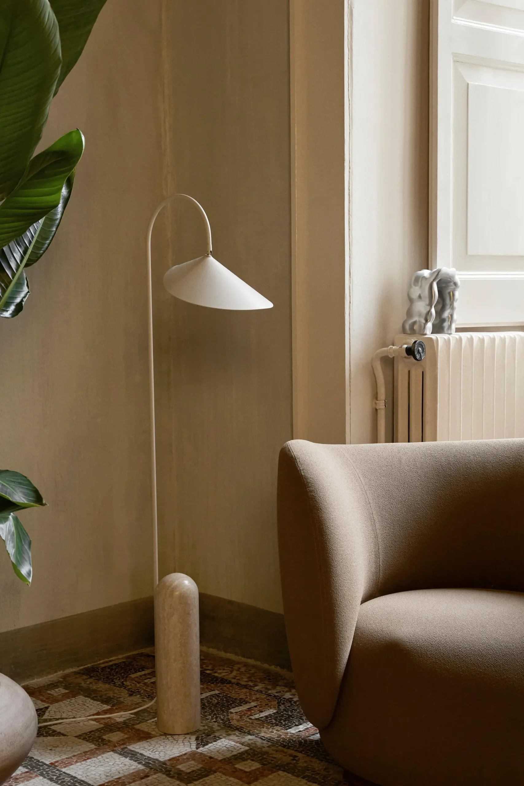 Lampada da terra con base in travertino Arum, orientabile