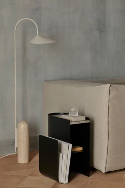 Lampada da terra con base in travertino Arum, orientabile