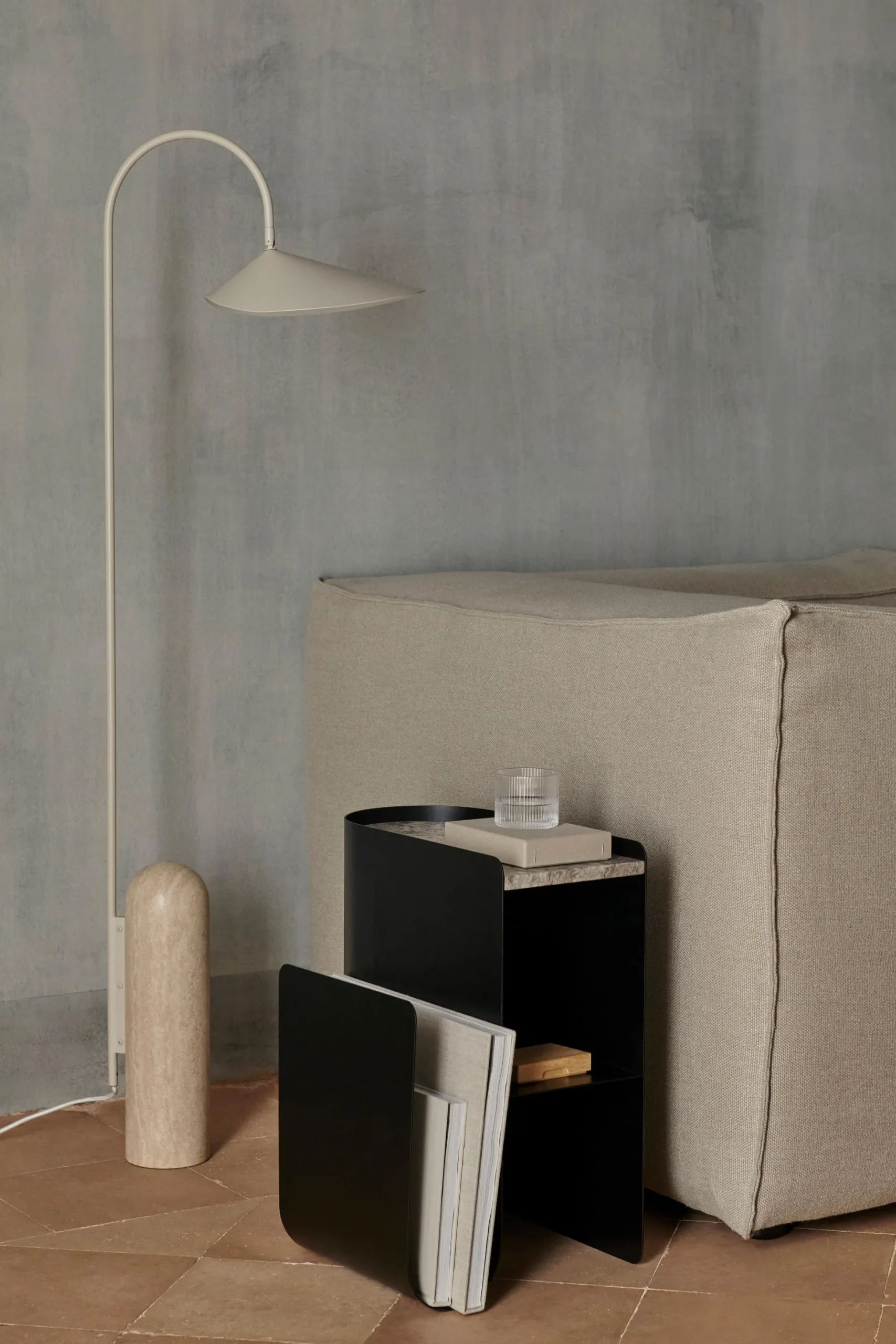 Lampada da terra con base in travertino Arum, orientabile