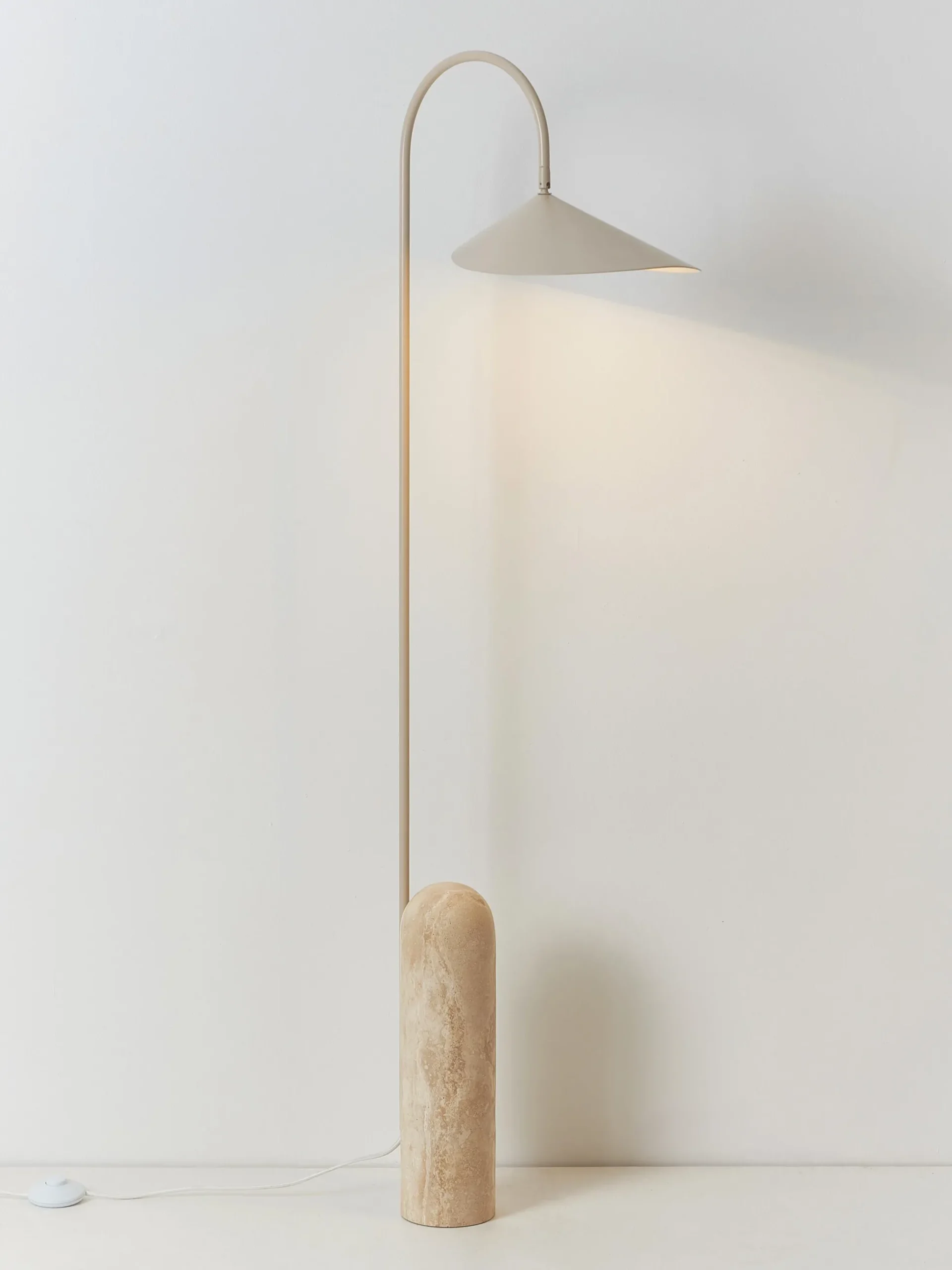 Lampada da terra con base in travertino Arum, orientabile