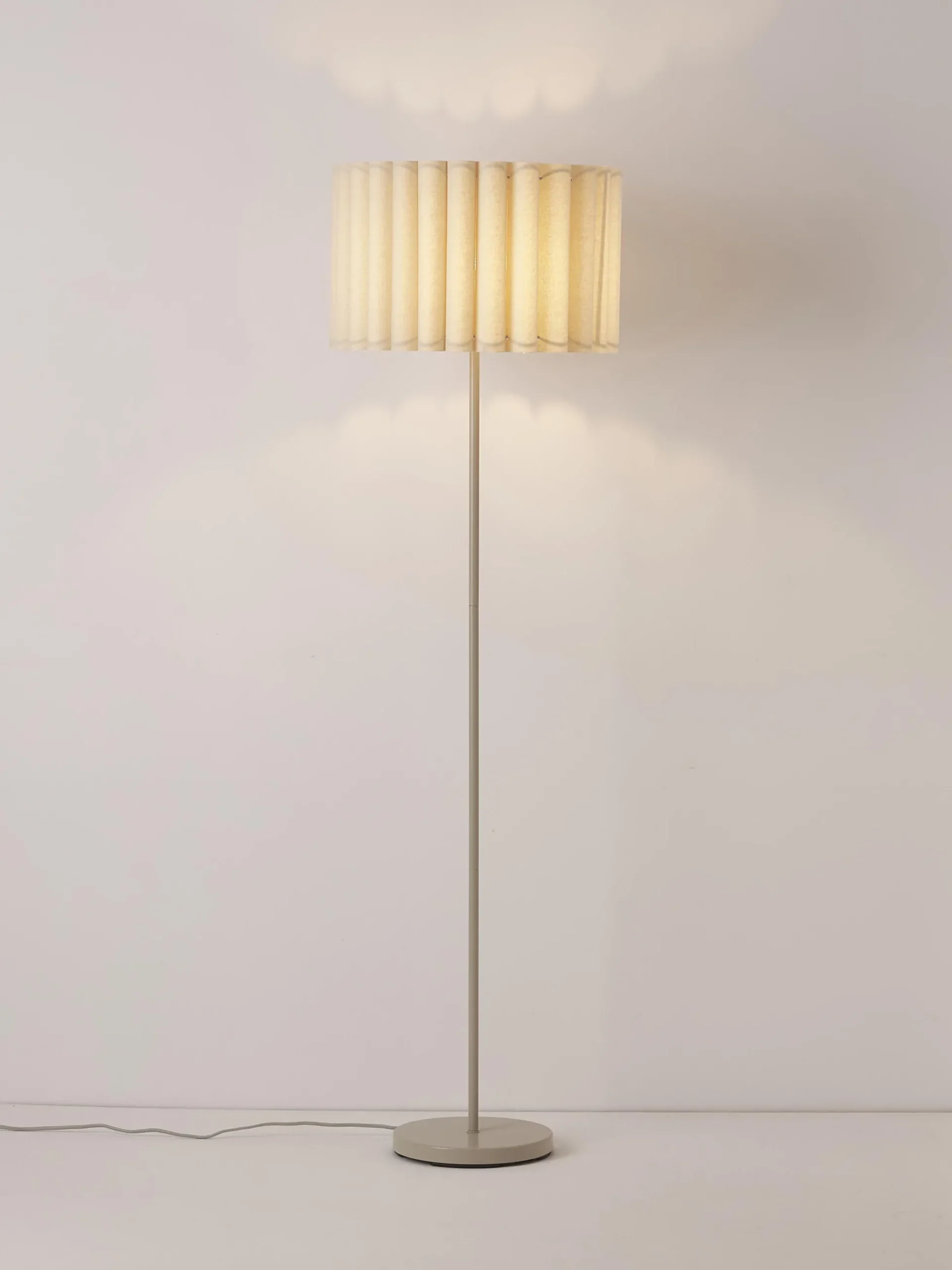 Lampada da terra in lino Lucina