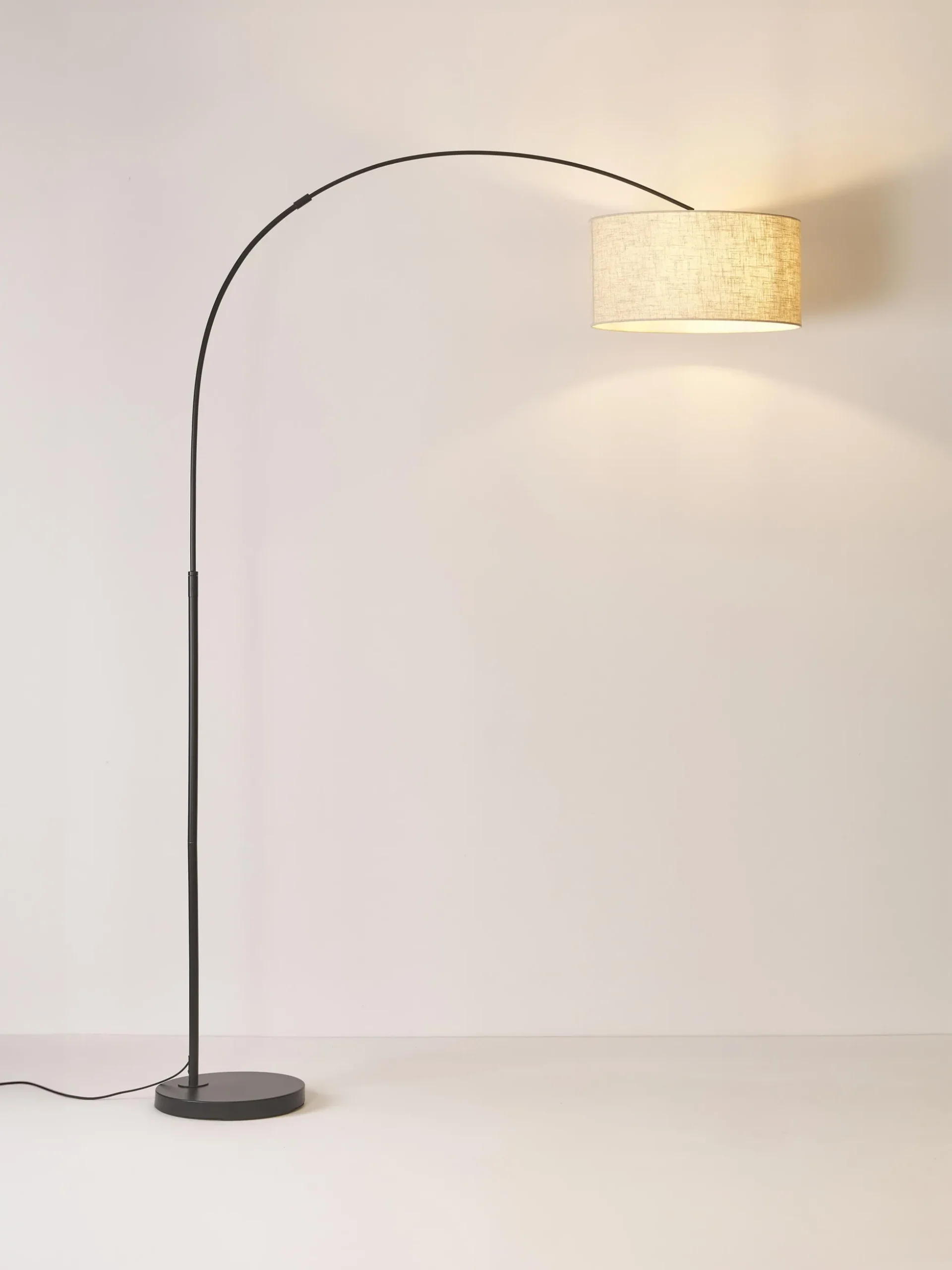 Lampada grande ad arco Niels