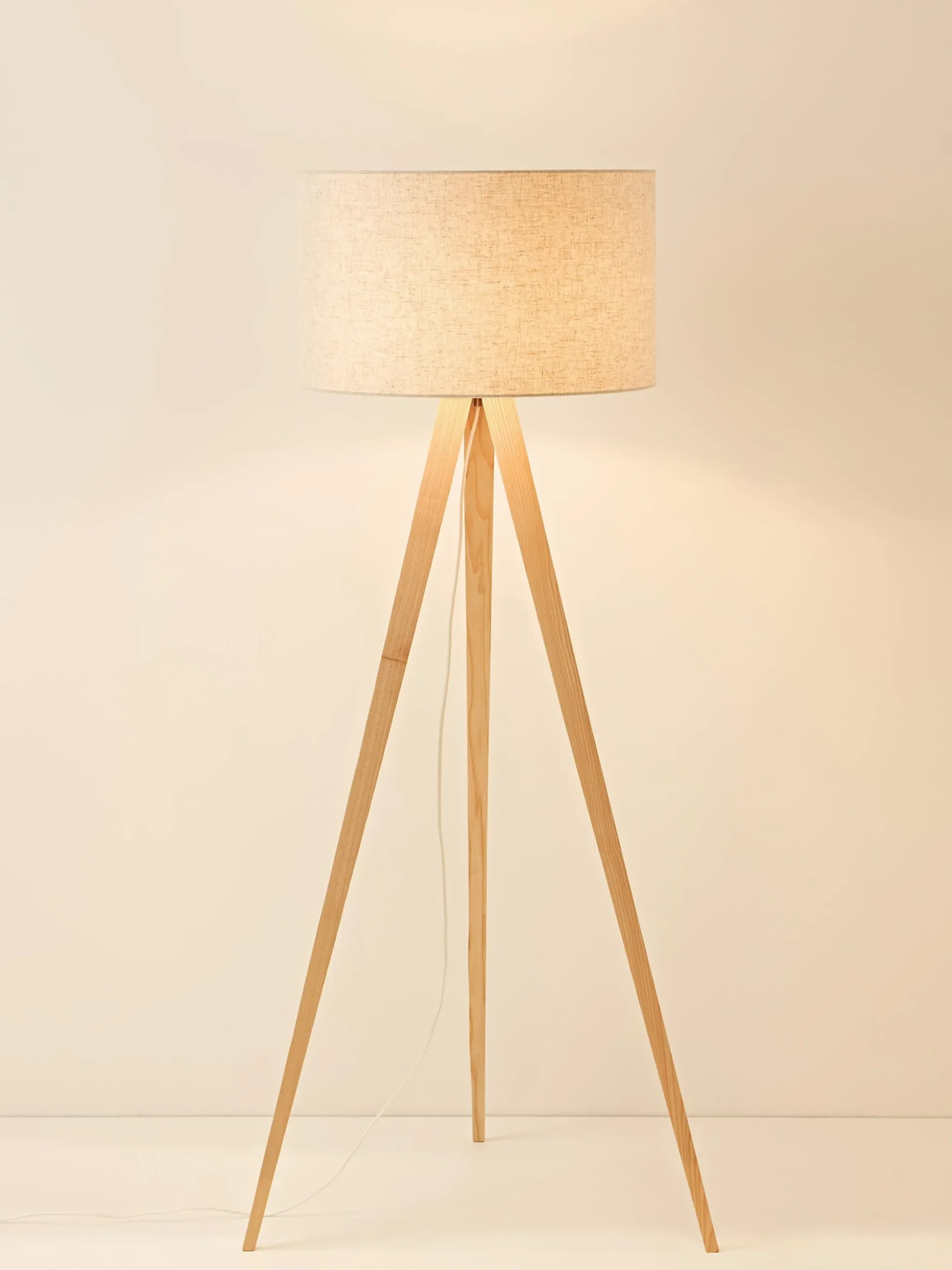 Lampada treppiede da terra scandi in legno massiccio Jake