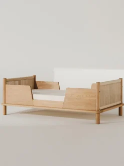 Lettino per bambini in legno di quercia Latitude, 70 x 140 cm