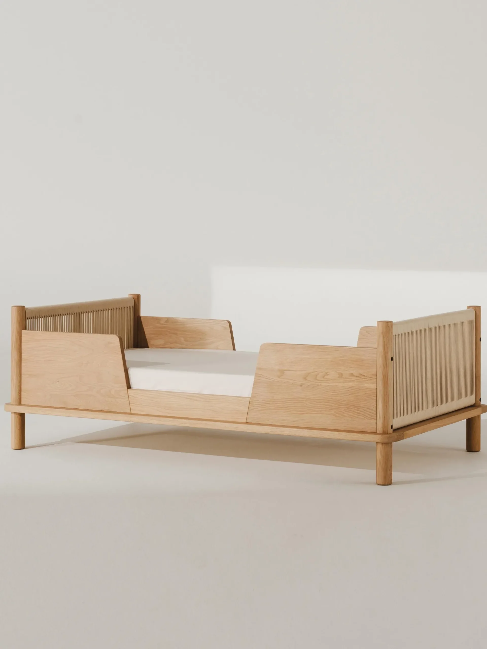 Lettino per bambini in legno di quercia Latitude, 70 x 140 cm