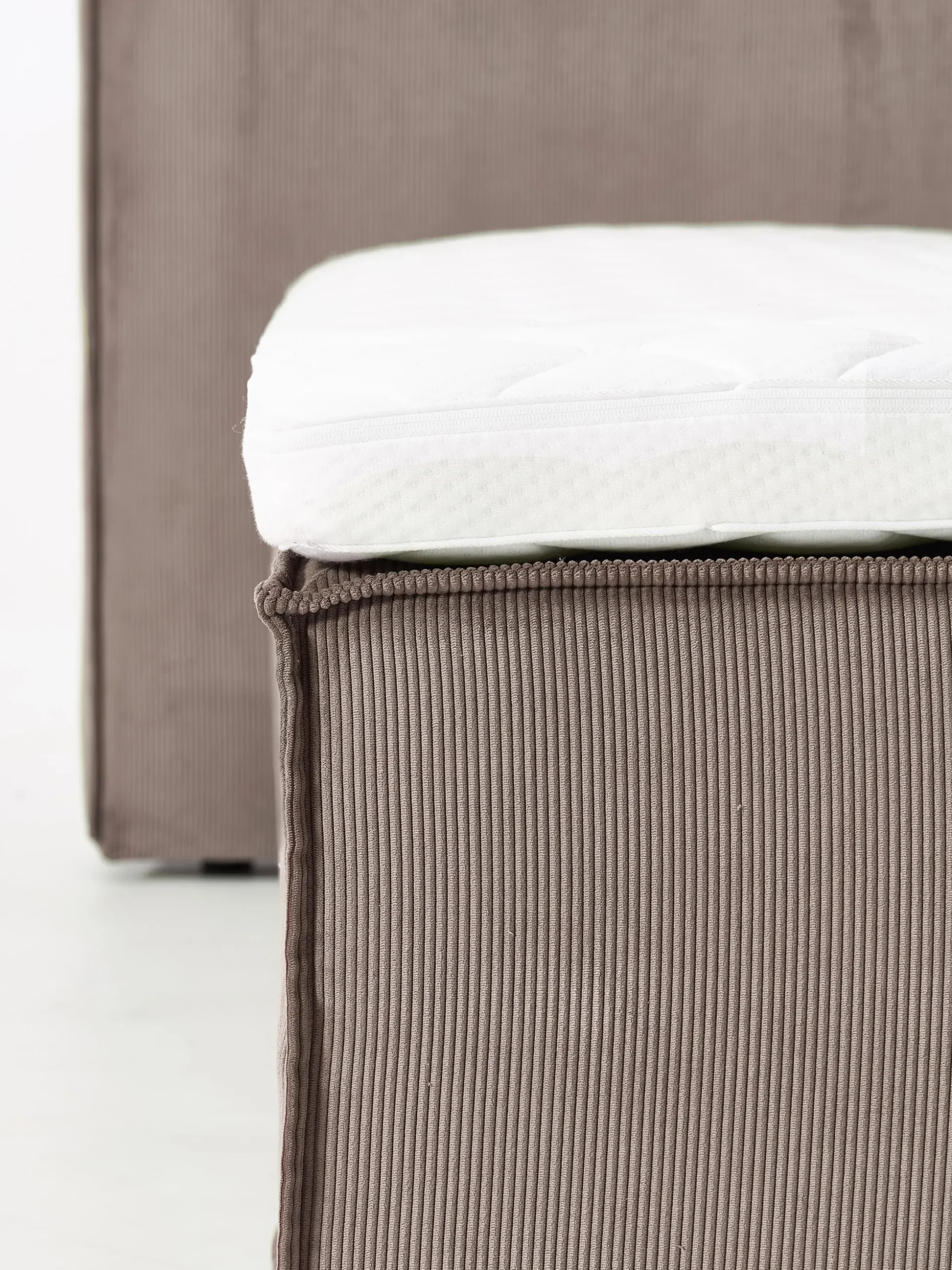 Letto boxspring in velluto a coste Lennon