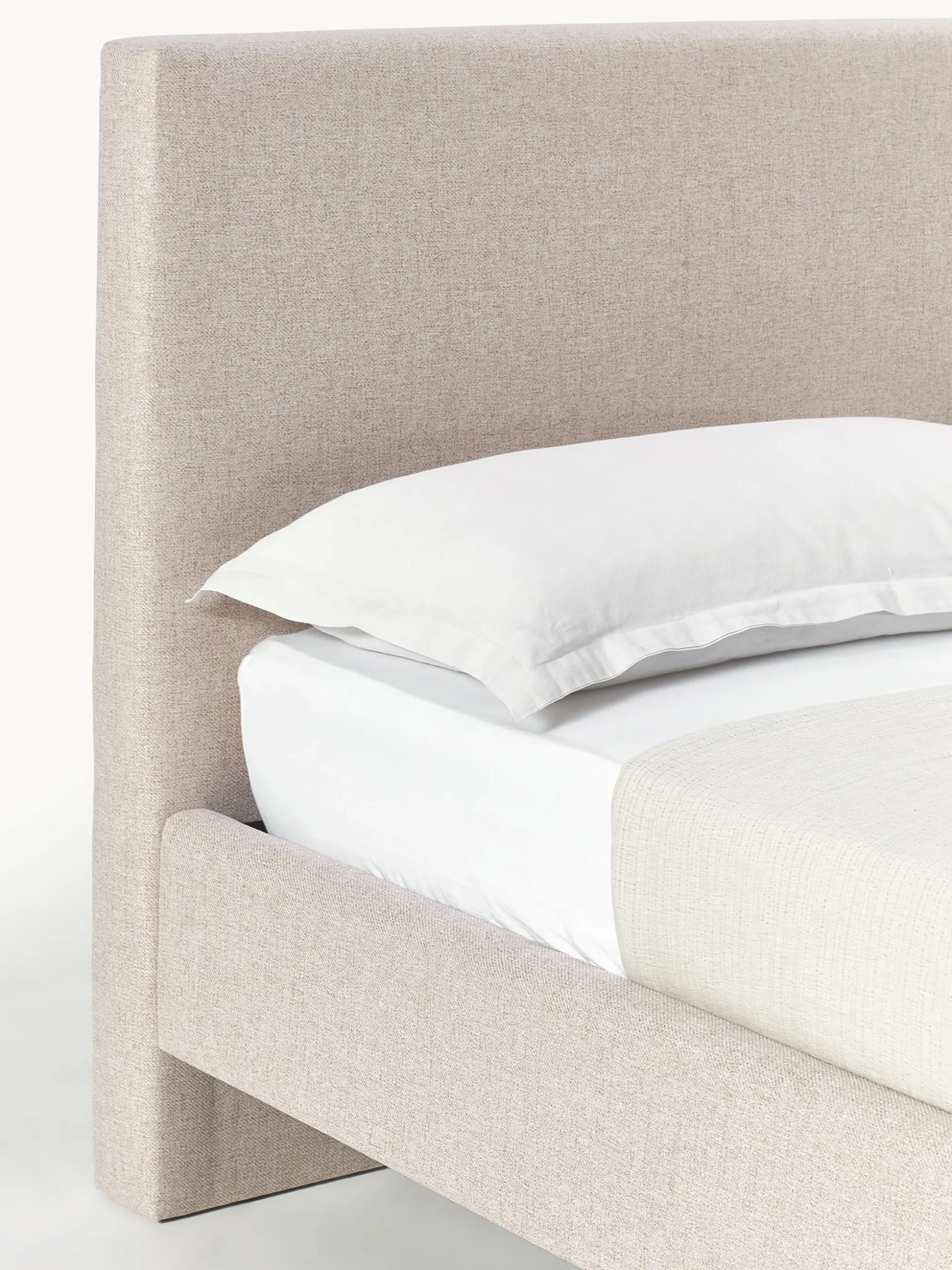 Letto imbottito con piedini in legno Giulia
