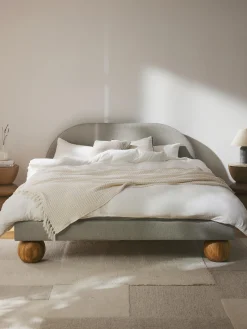 Letto imbottito con piedini rotondi in legno di quercia Rena