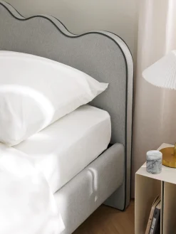 Letto imbottito con testiera ondulata Romy