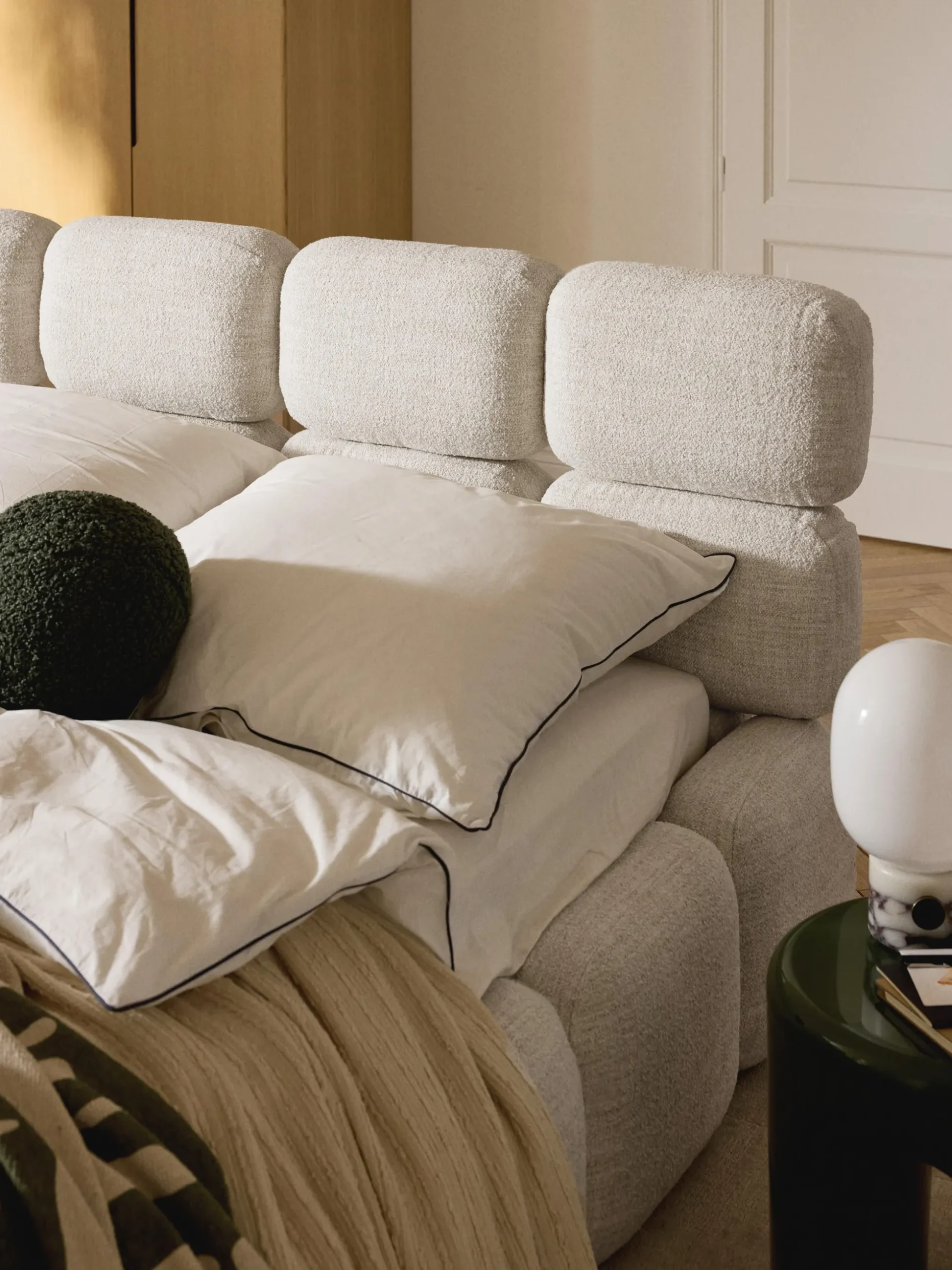 Letto imbottito in bouclé Tayla