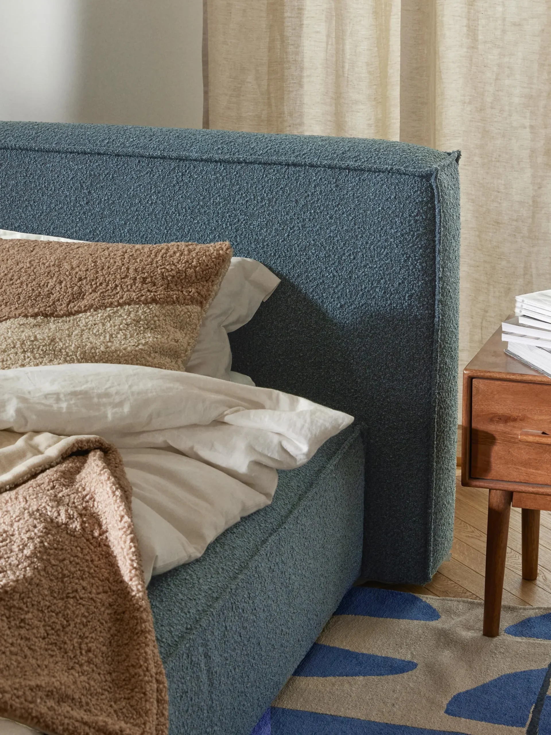 Letto imbottito in bouclé Lennon