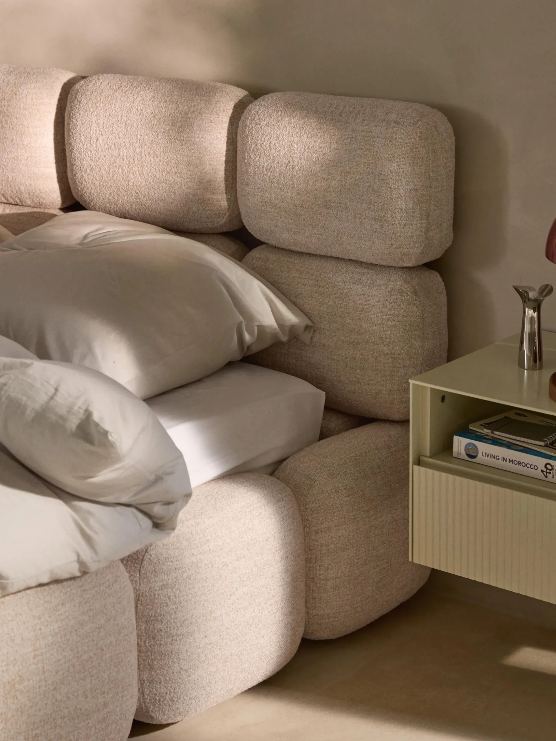 Letto imbottito in bouclé con contenitore Tayla