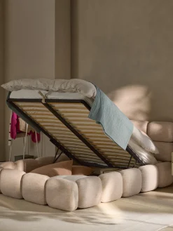 Letto imbottito in bouclé con contenitore Tayla