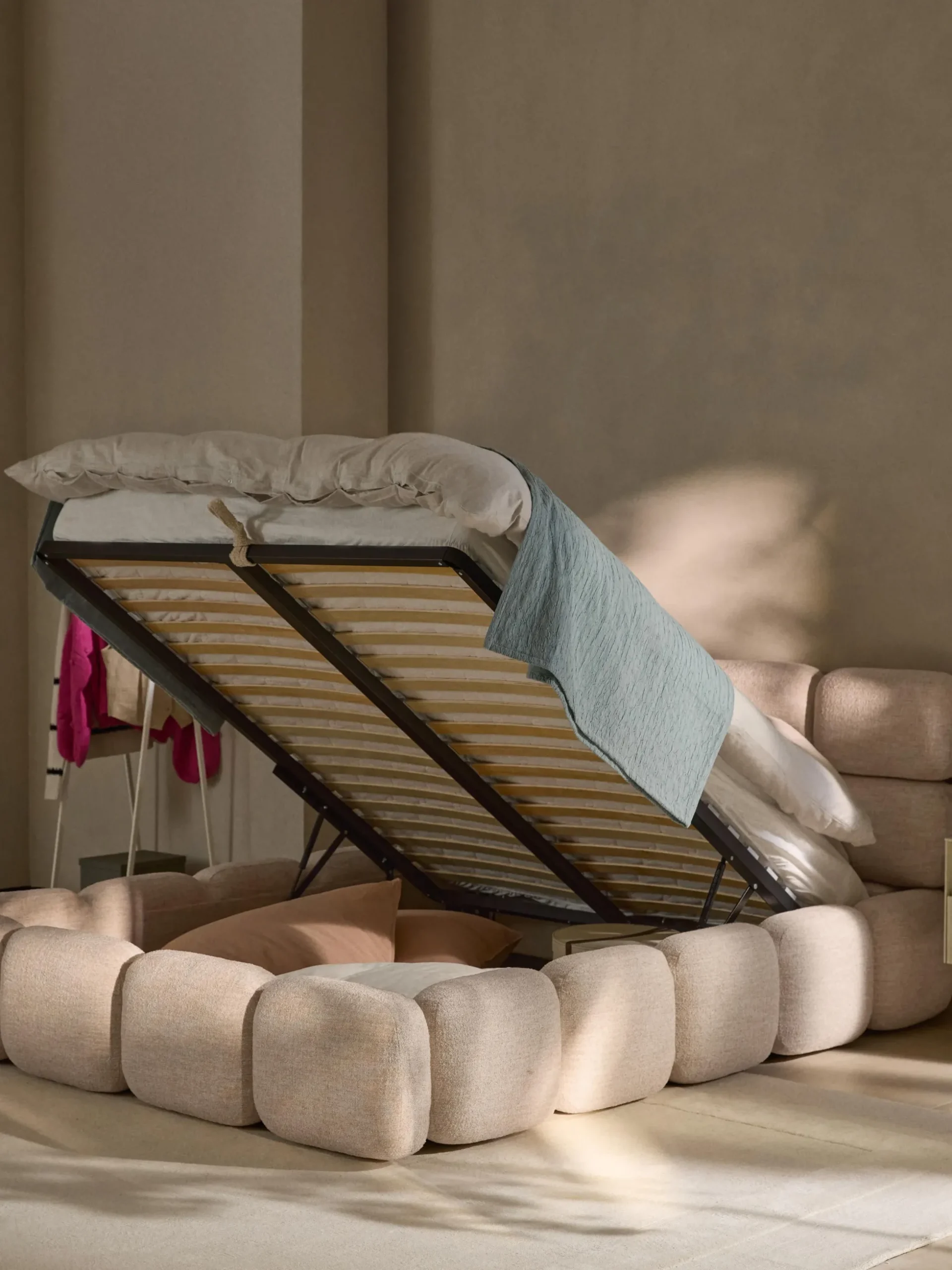 Letto imbottito in bouclé con contenitore Tayla