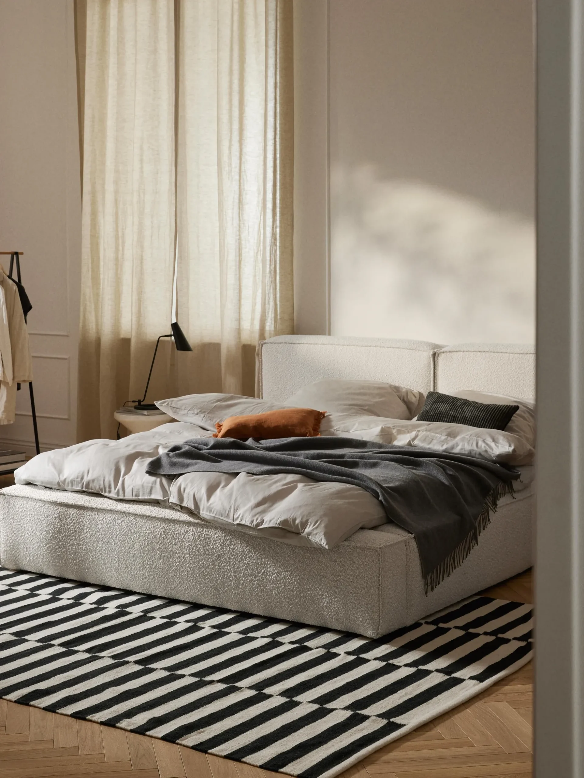 Letto imbottito in bouclé Lennon