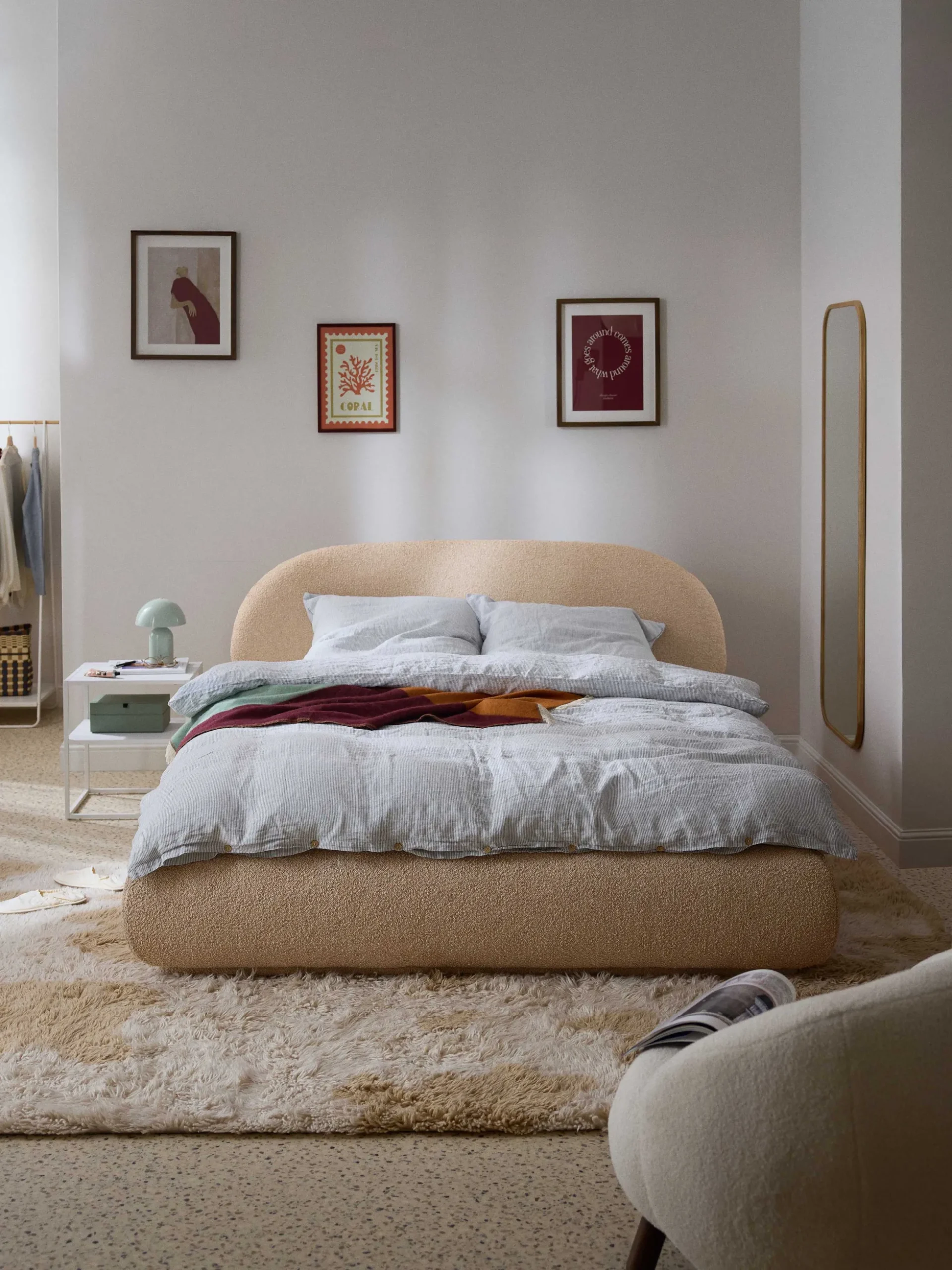 Letto imbottito in bouclé con contenitore Alba
