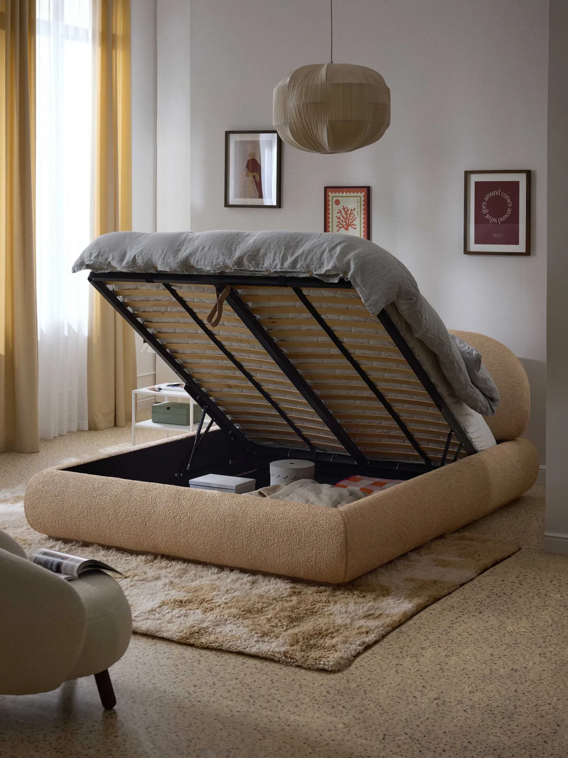 Letto imbottito in bouclé con contenitore Alba