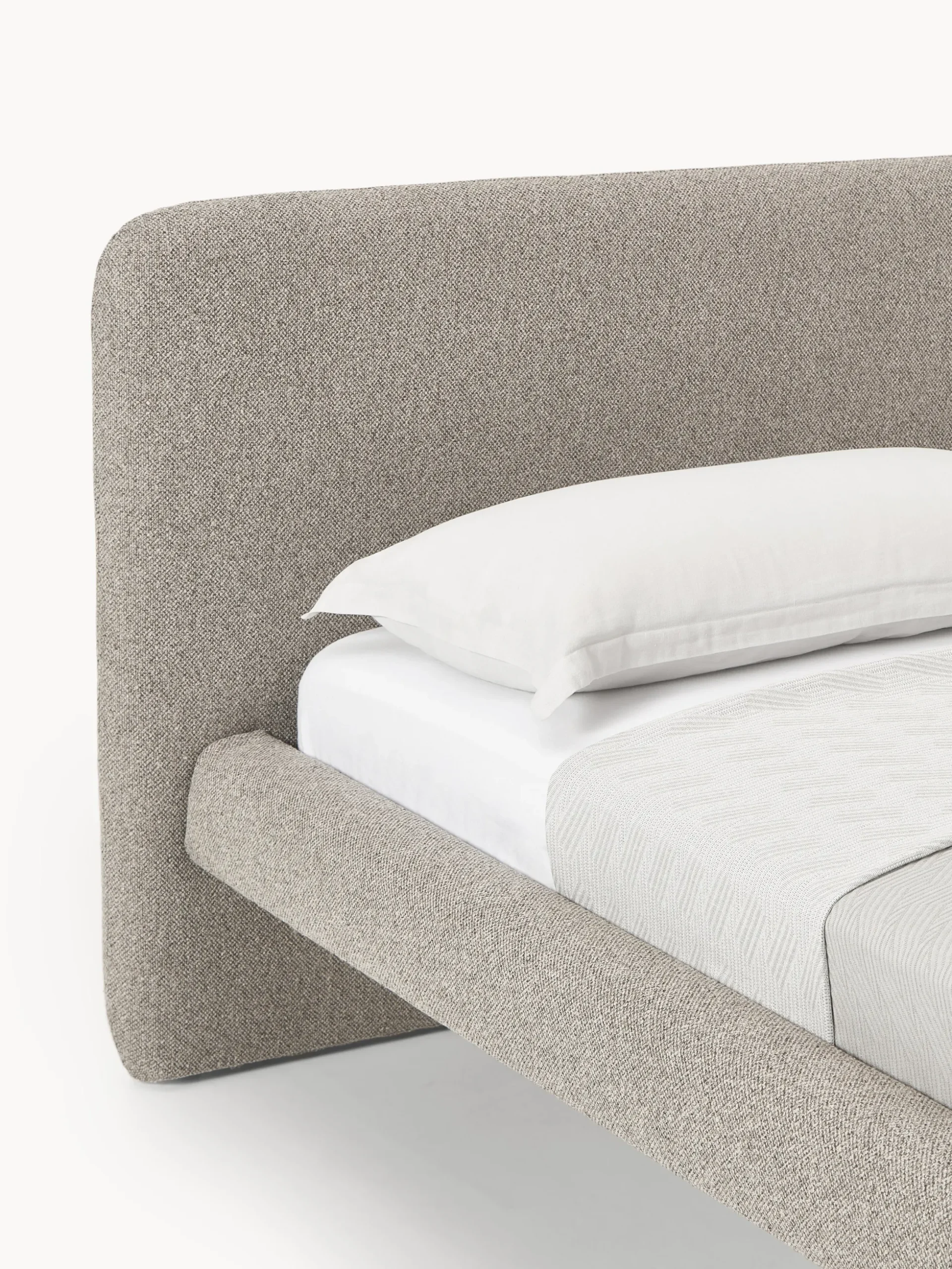 Letto imbottito in bouclé con gambe in metallo Olina