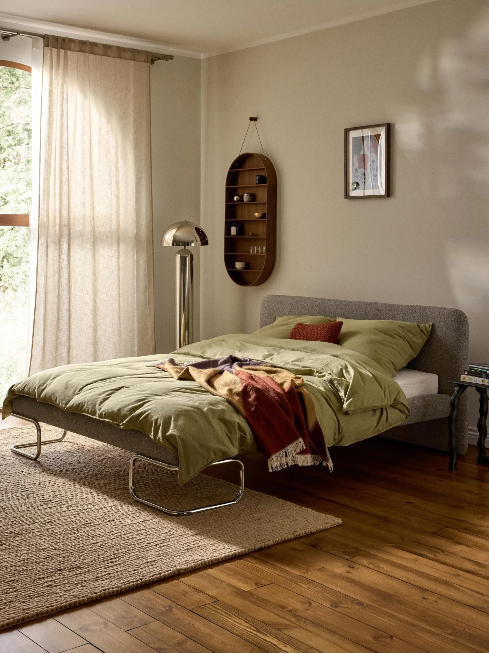 Letto imbottito in bouclé con gambe in metallo Olina