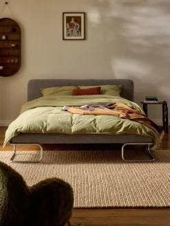 Letto imbottito in bouclé con gambe in metallo Olina