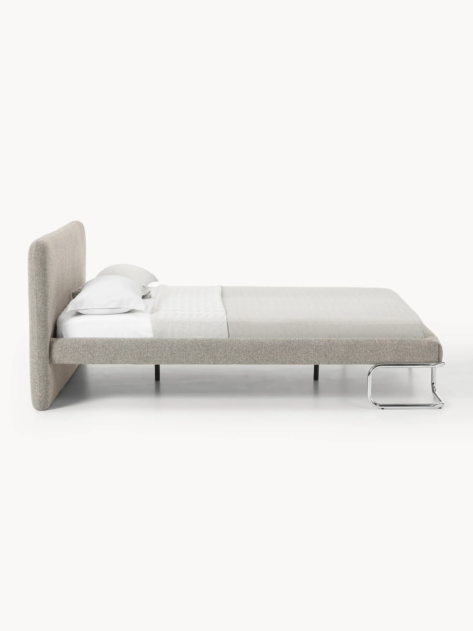 Letto imbottito in bouclé con gambe in metallo Olina