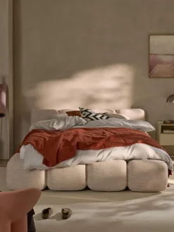 Letto imbottito in bouclé con contenitore Tayla