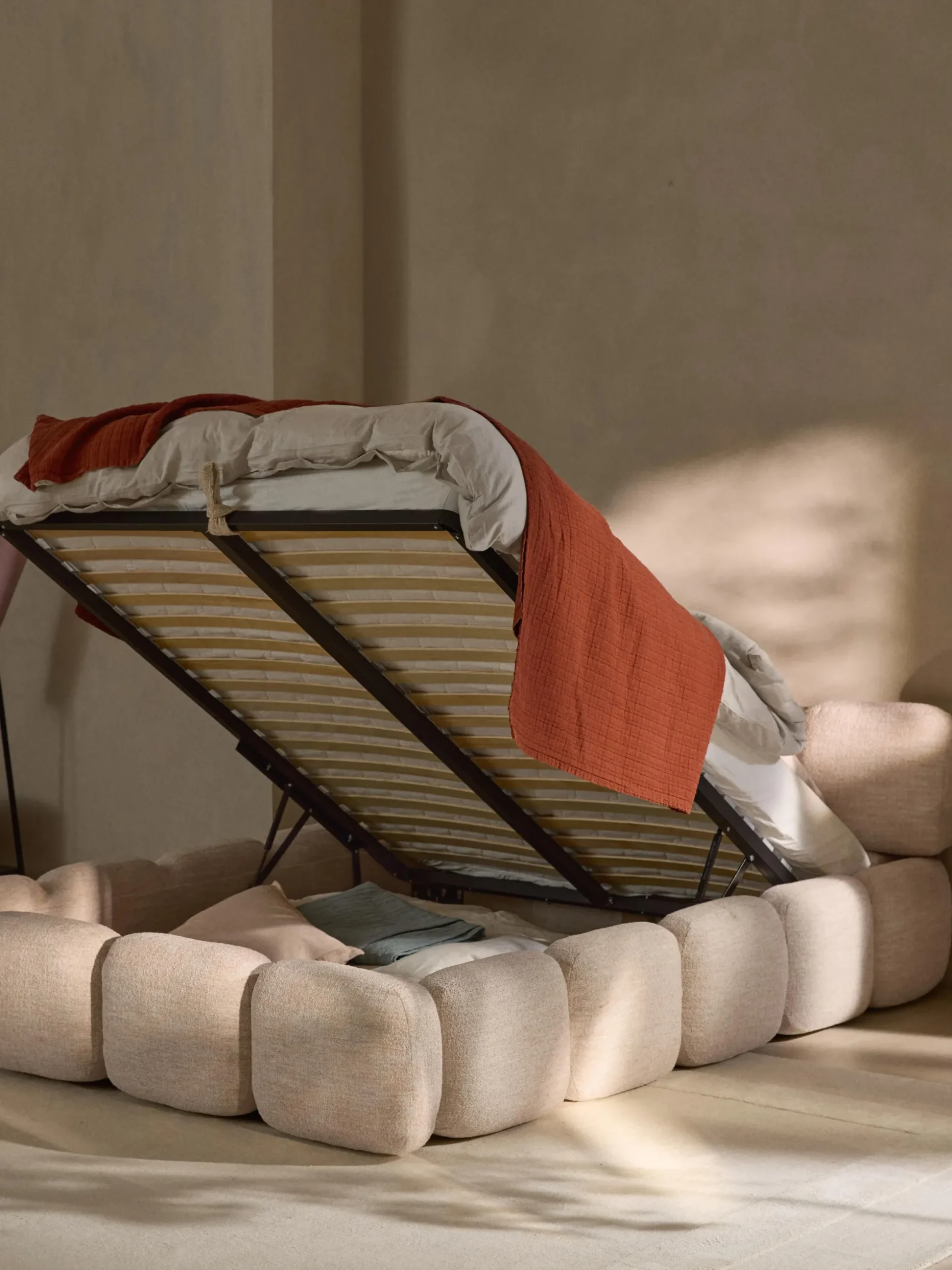 Letto imbottito in bouclé con contenitore Tayla