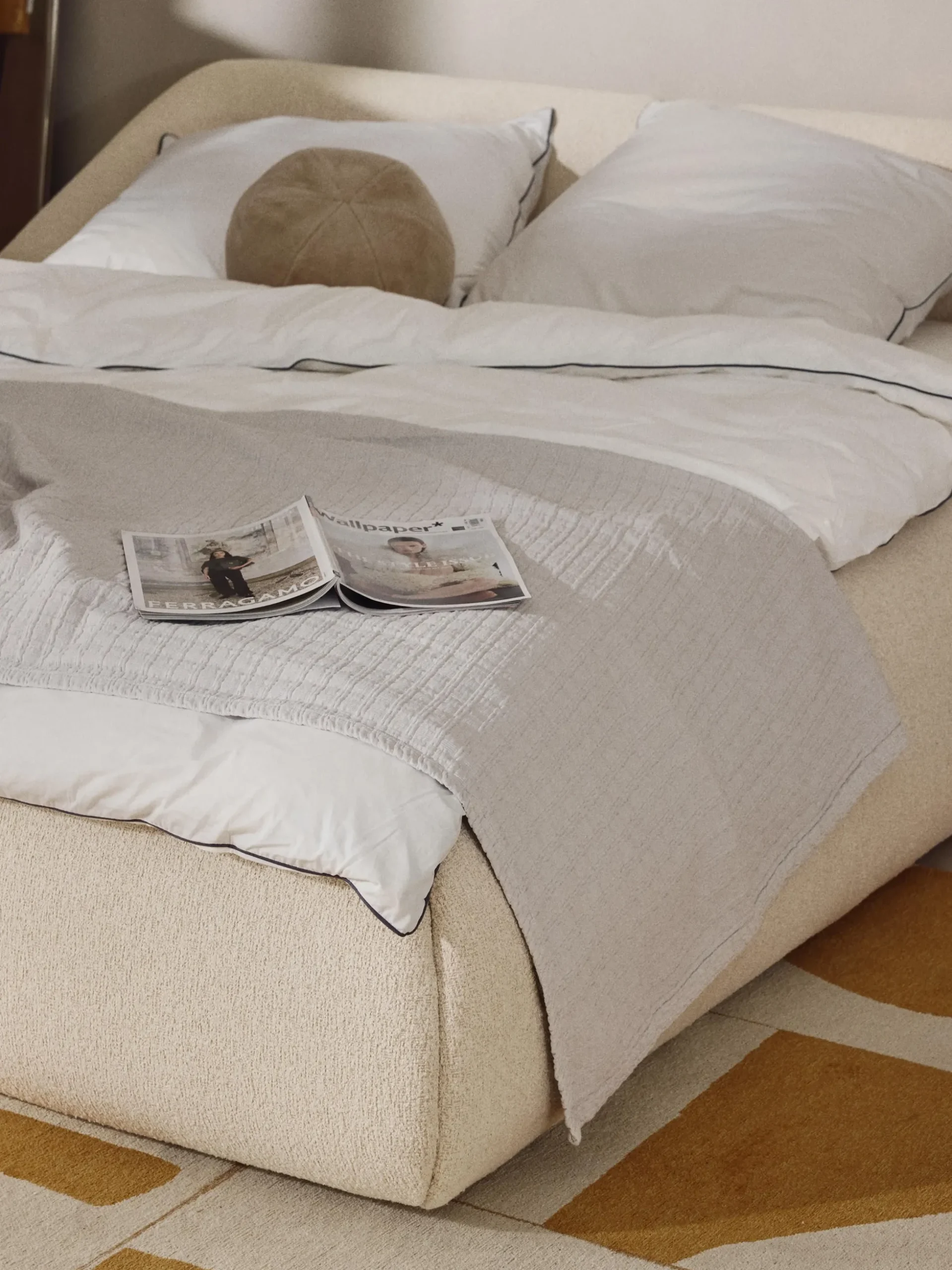 Letto imbottito in bouclé Sofia