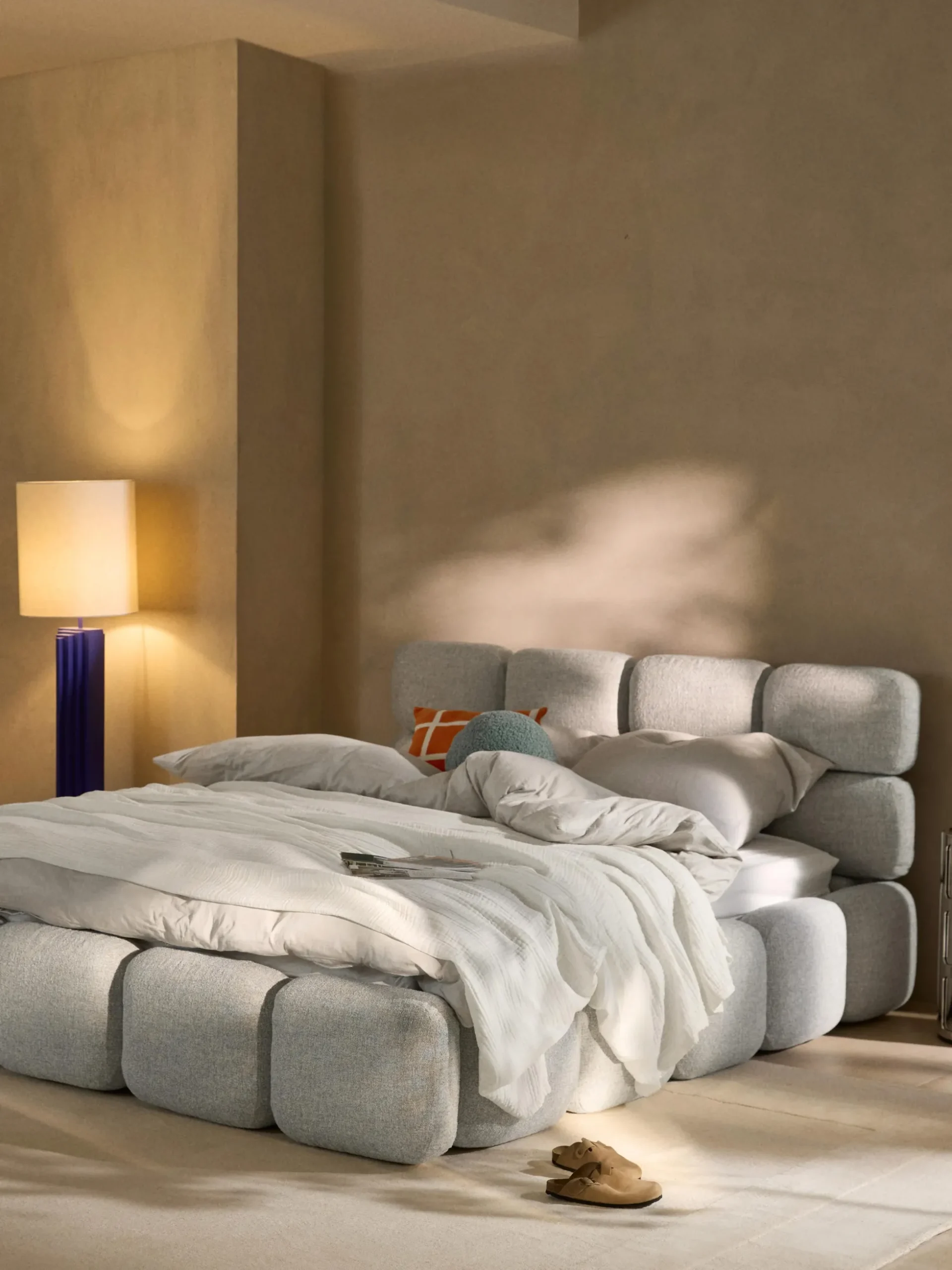 Letto imbottito in bouclé con contenitore Tayla