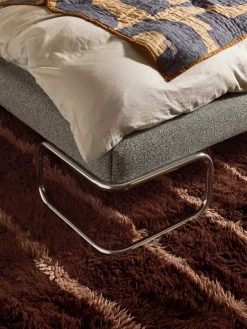 Letto imbottito in bouclé con gambe in metallo Olina