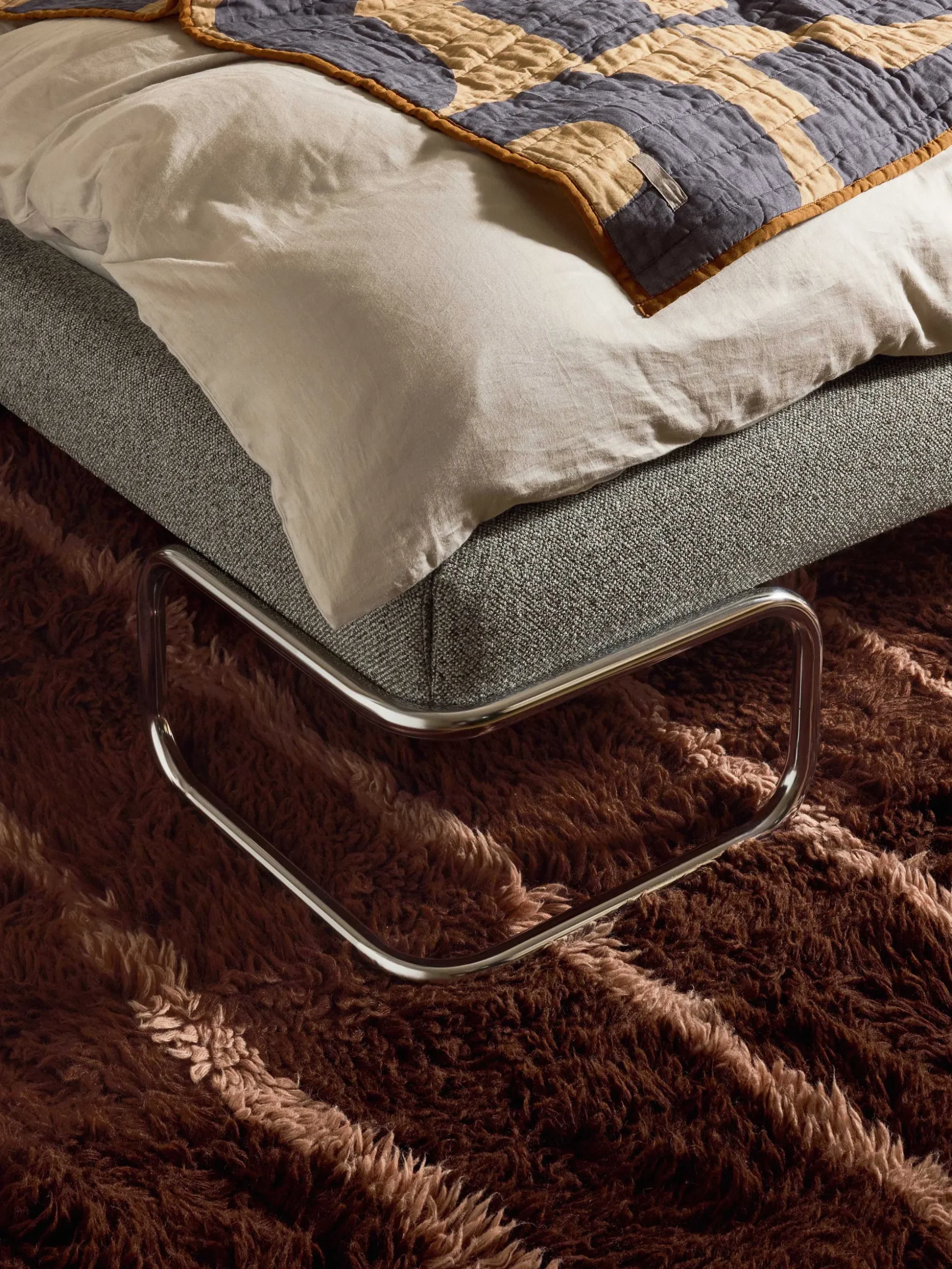 Letto imbottito in bouclé con gambe in metallo Olina