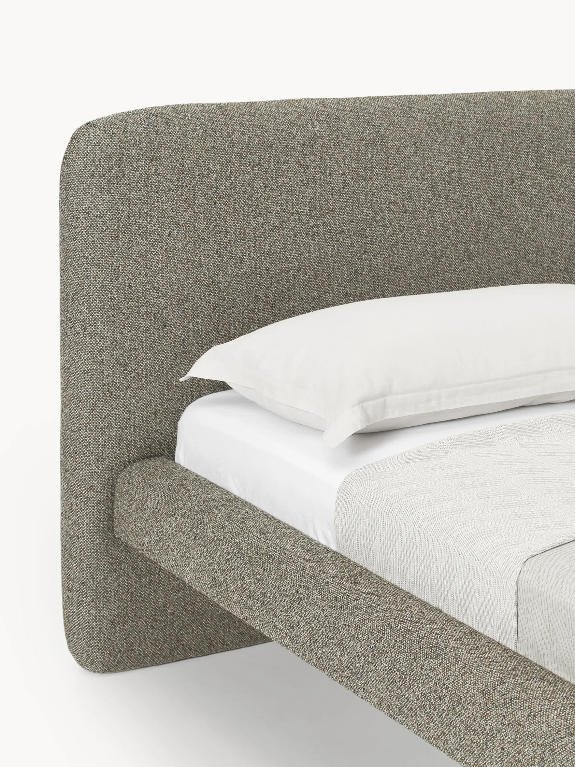 Letto imbottito in bouclé con gambe in metallo Olina