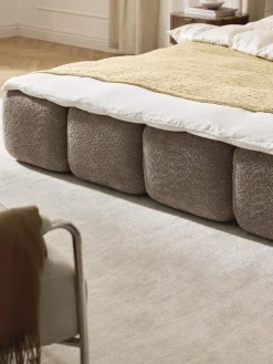 Letto imbottito in teddy bouclé con spazio contenitore aggiuntivo Tayla