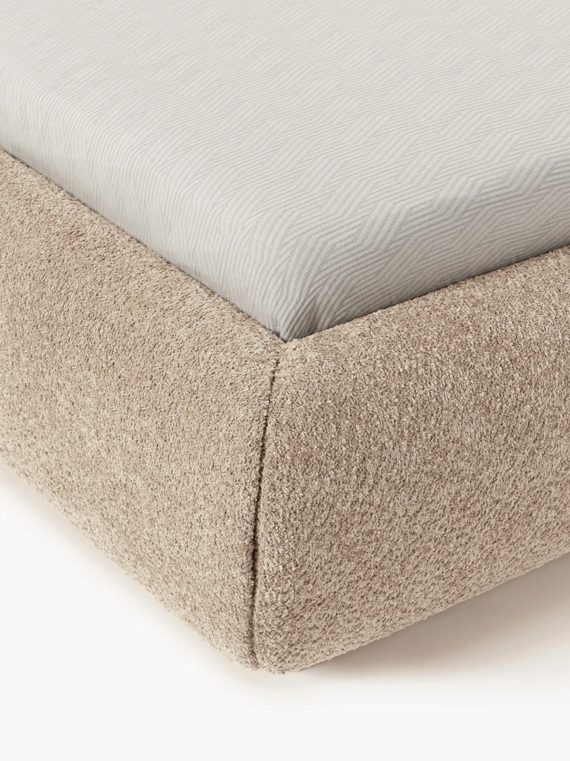 Letto imbottito in teddy bouclé con contenitore Alba