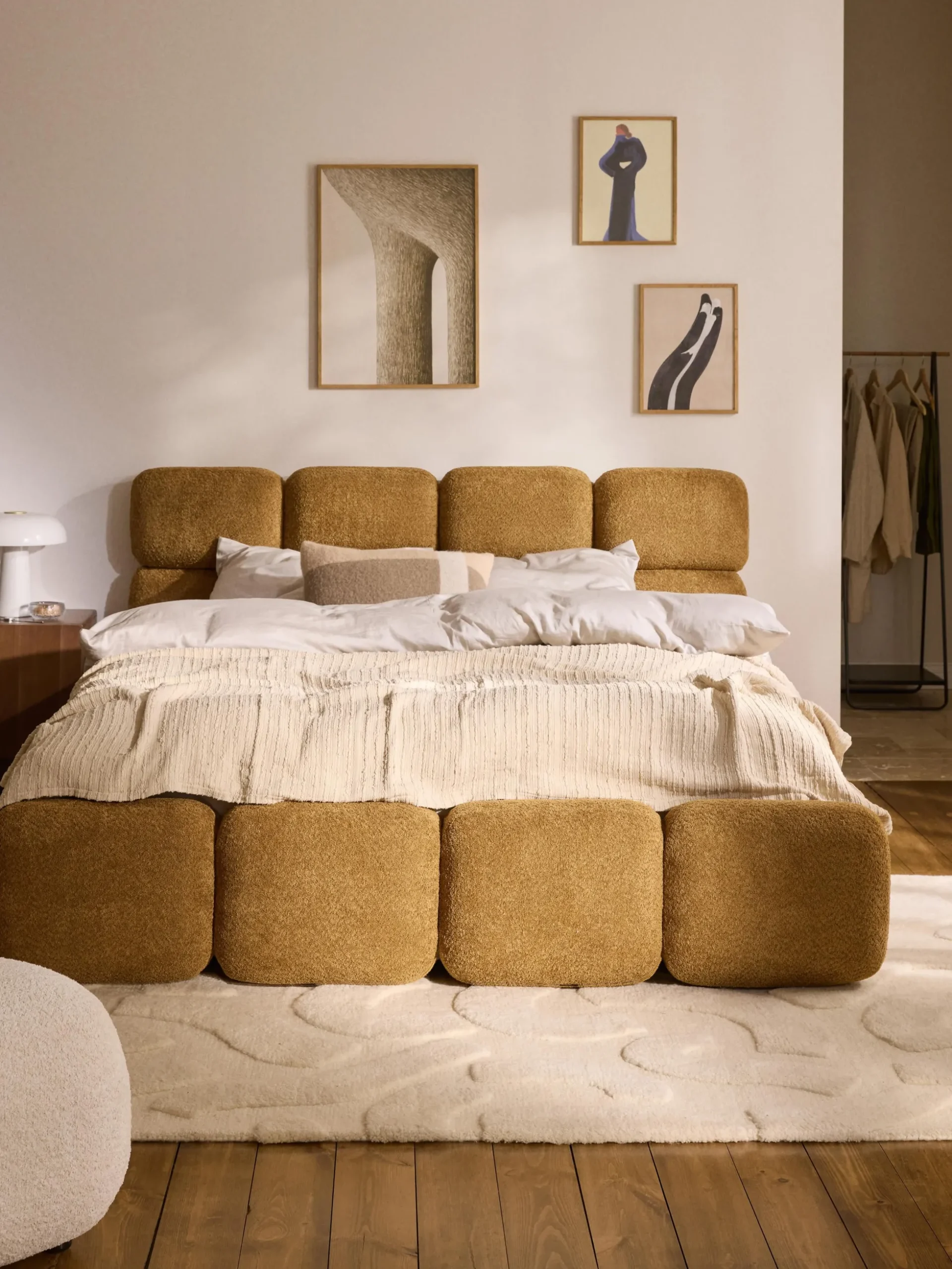 Letto imbottito in teddy bouclé con spazio contenitore aggiuntivo Tayla